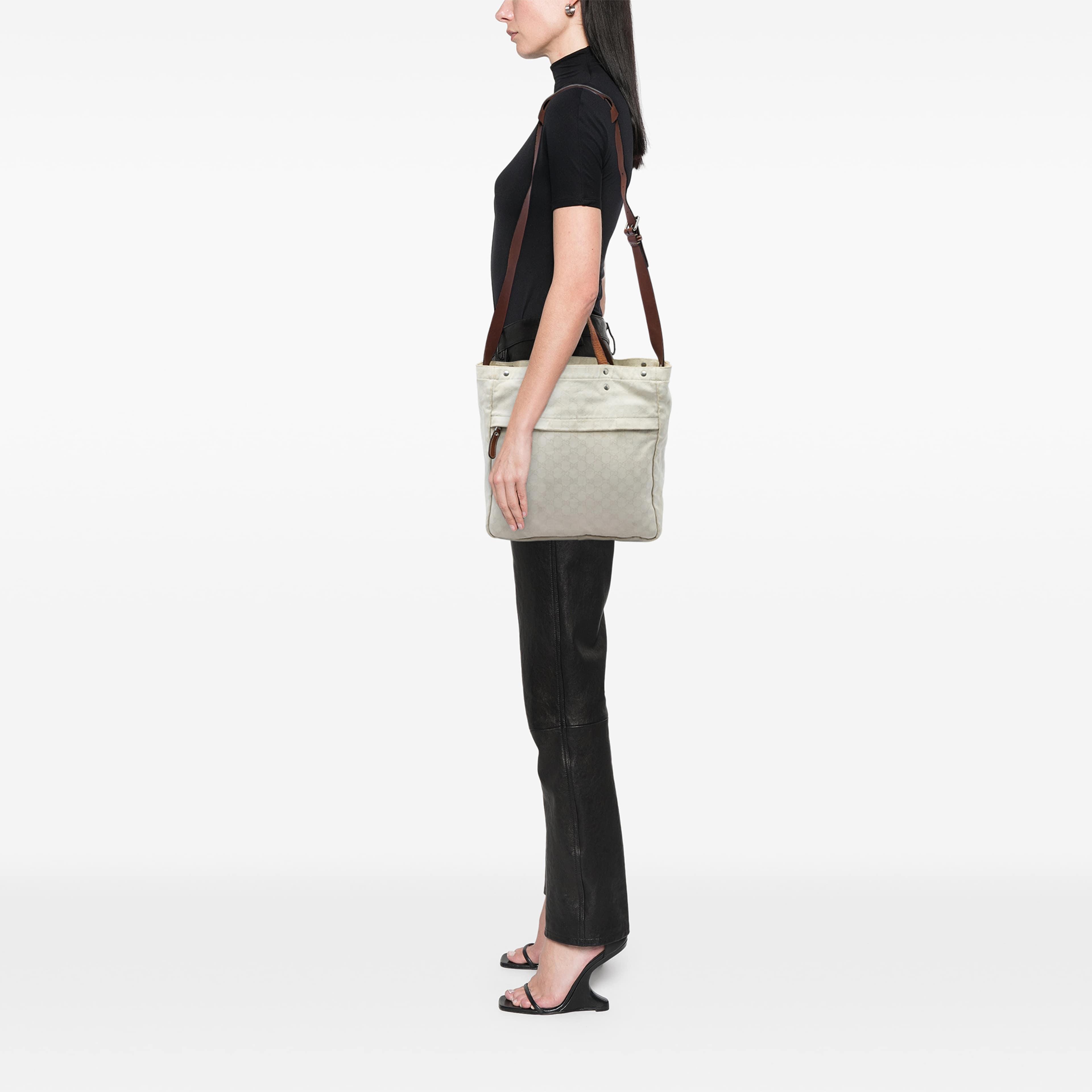 Gucci Gg Canvas Satchel, från Luxclusif, i färgen vit. Klicka för att öppna bilden i stort format