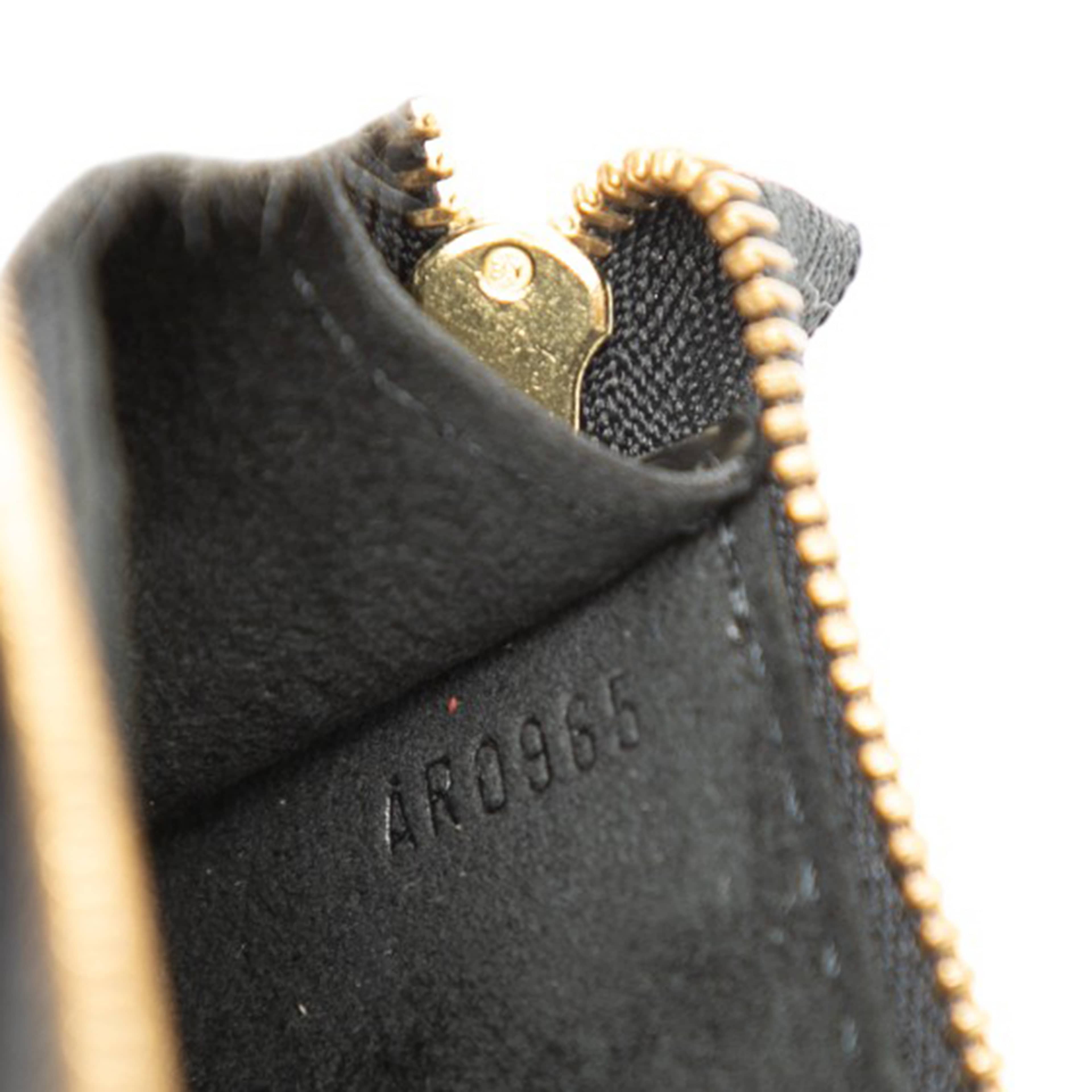 Louis Vuitton Epi Pochette Accessoires, från Luxclusif, i färgen black. Klicka för att öppna bilden i stort format