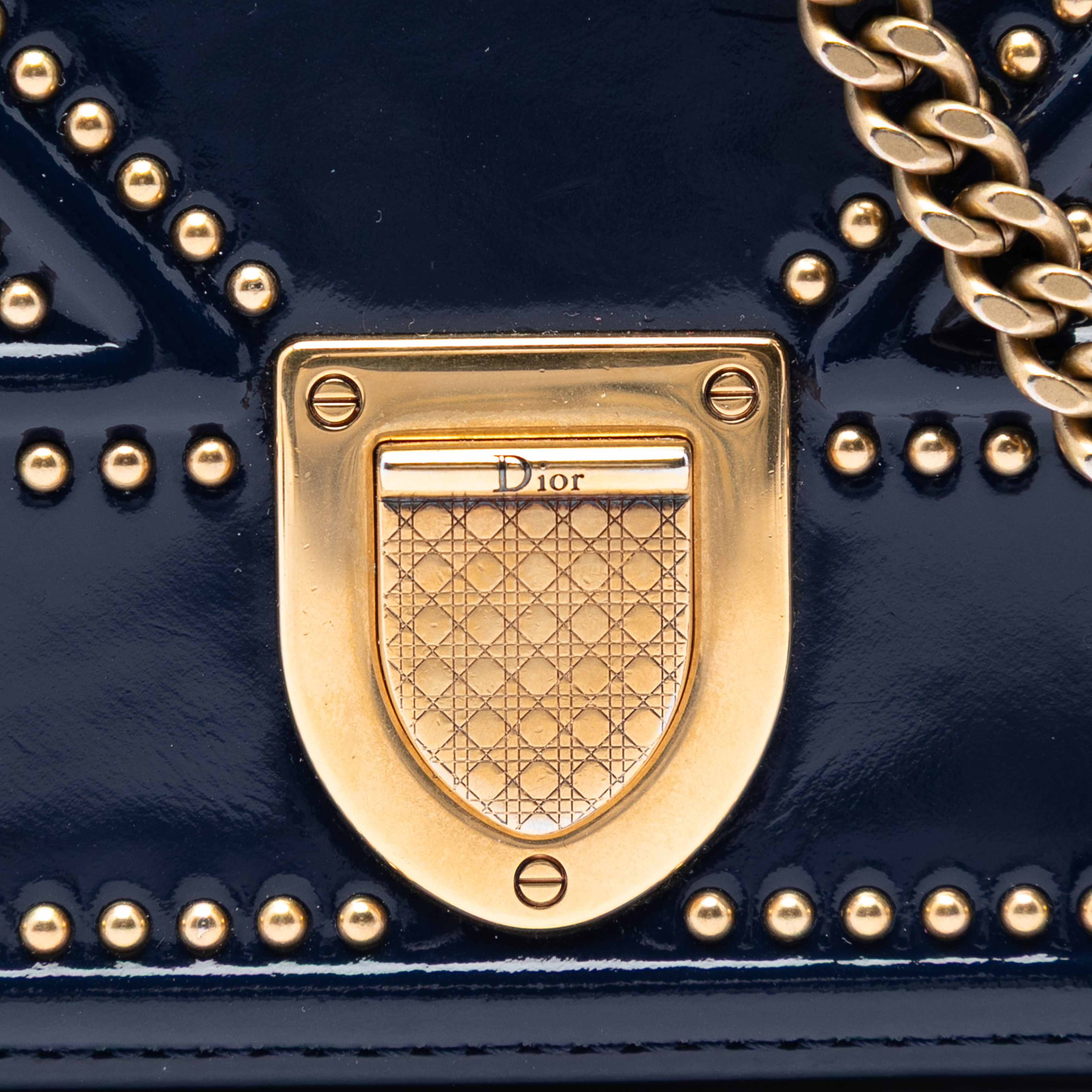 Dior Patent Studded Diorama Top Handle Wallet On Chain, från Luxclusif, i färgen navy. Klicka för att öppna bilden i stort format