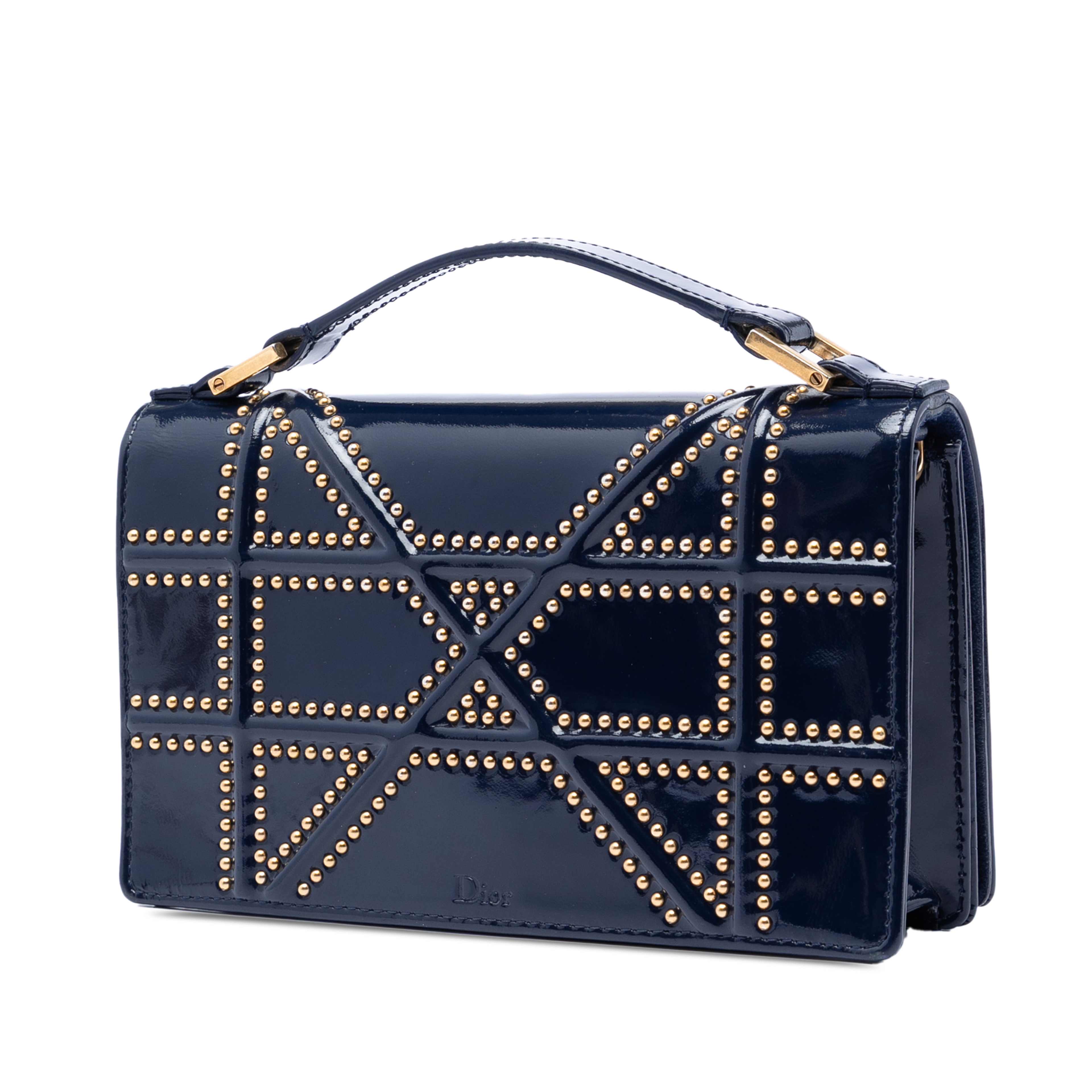 Dior Patent Studded Diorama Top Handle Wallet On Chain, från Luxclusif, i färgen navy. Klicka för att öppna bilden i stort format