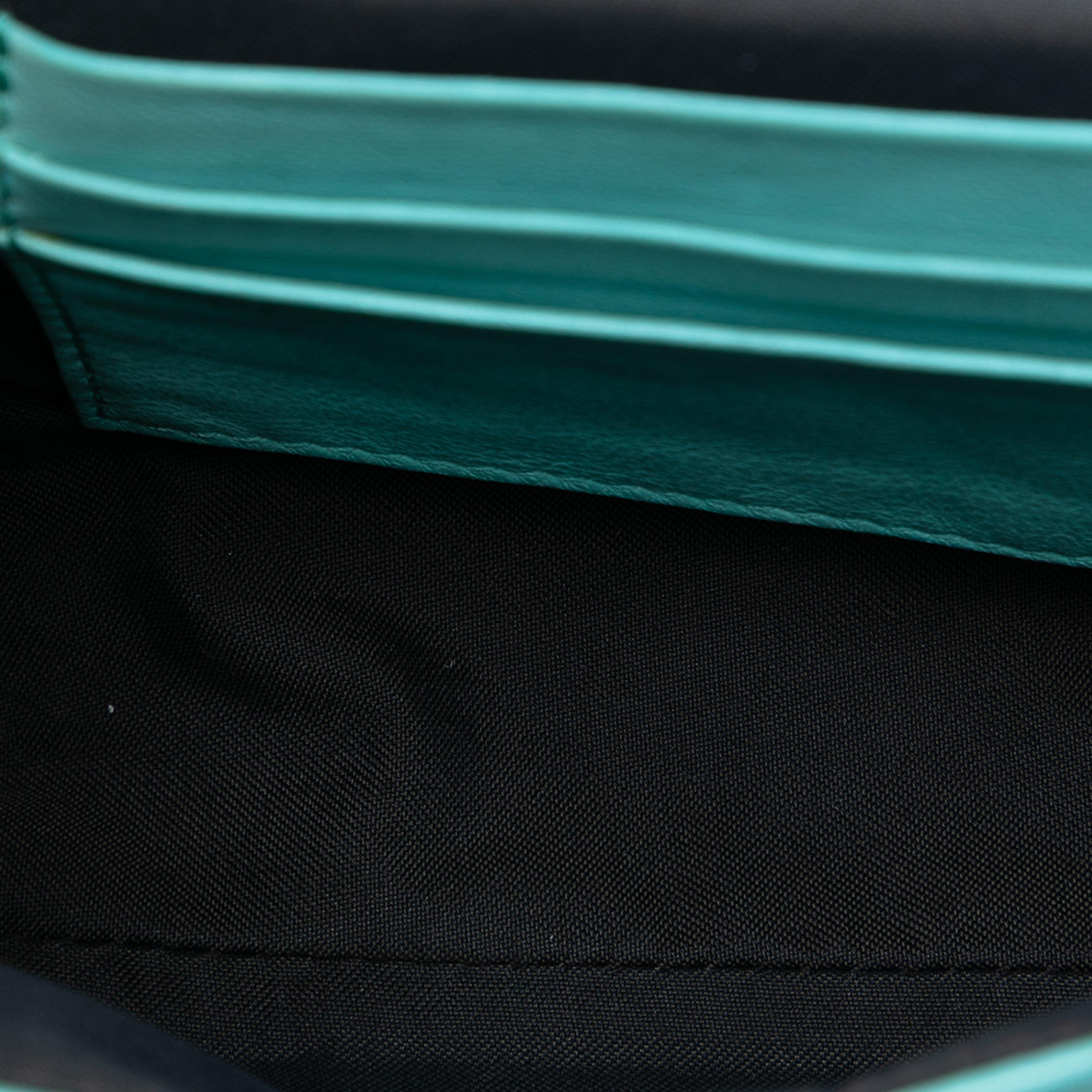 Fendi Mini Zucca Embossed Leather Baguette Satchel, från Luxclusif, i färgen turquoise. Klicka för att öppna bilden i stort format