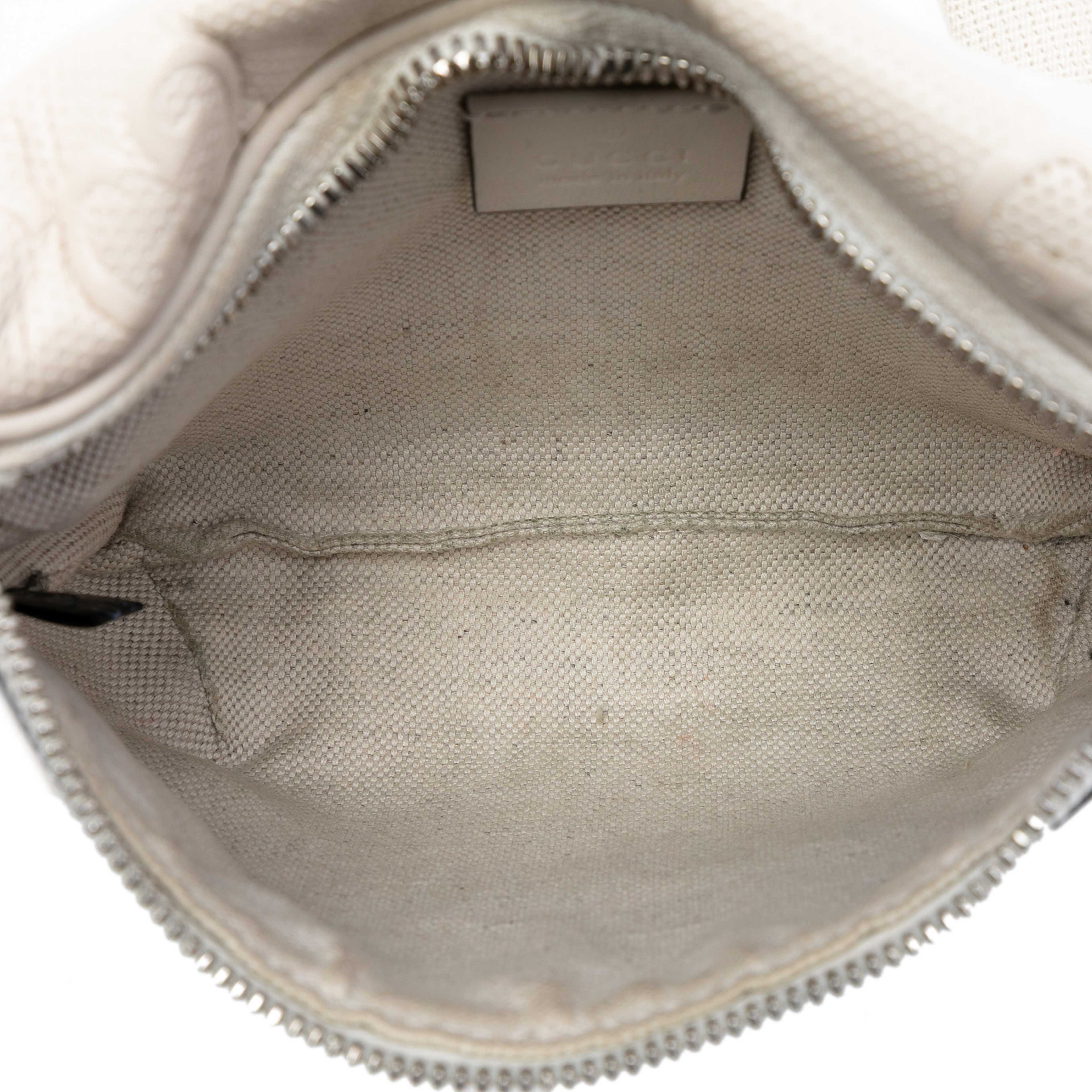 Gucci Gg Embossed Perforated Leather Belt Bag, från Luxclusif, i färgen white. Klicka för att öppna bilden i stort format
