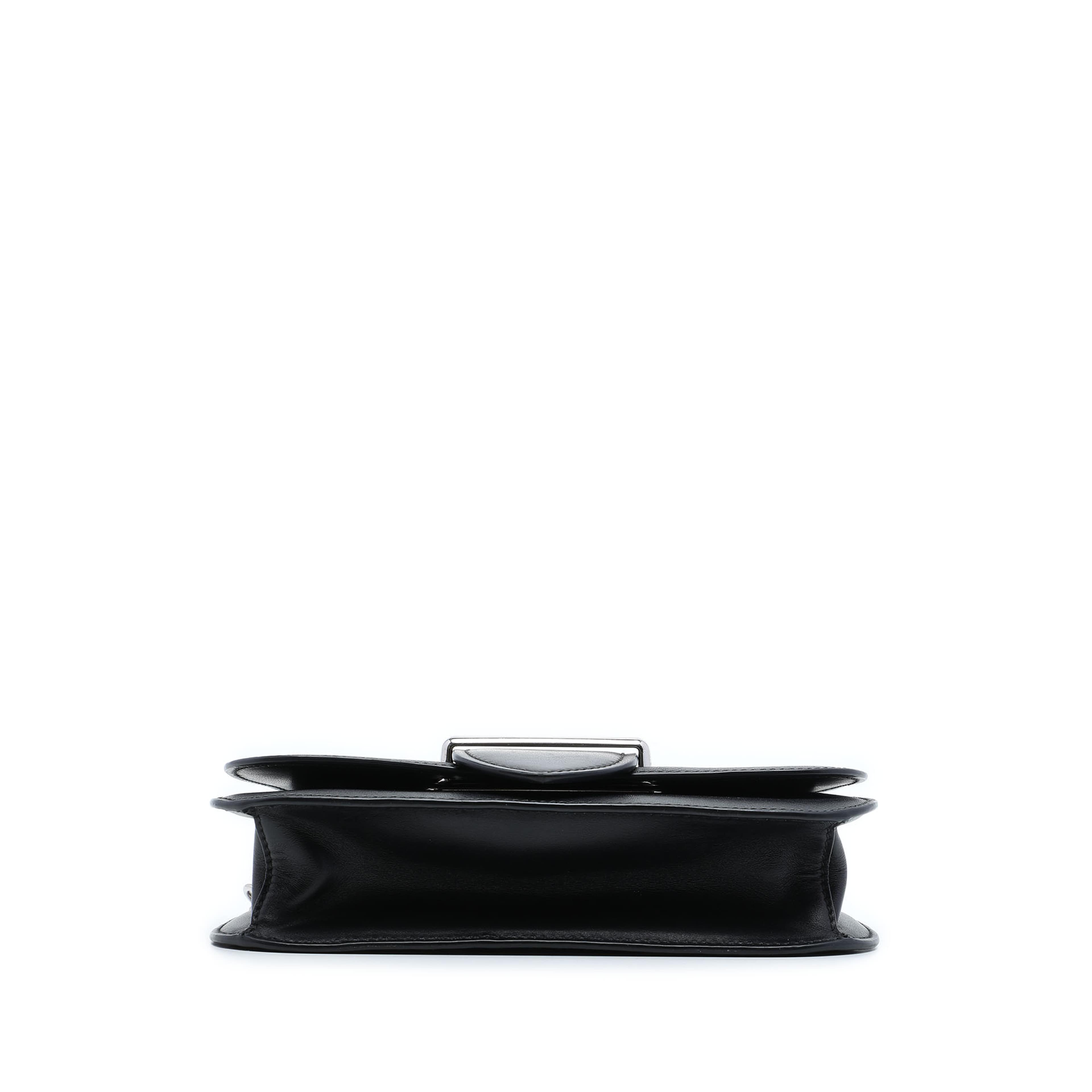 Prada Saffiano And City Calf Sidonie Crossbody, från Luxclusif, i färgen svart. Klicka för att öppna bilden i stort format