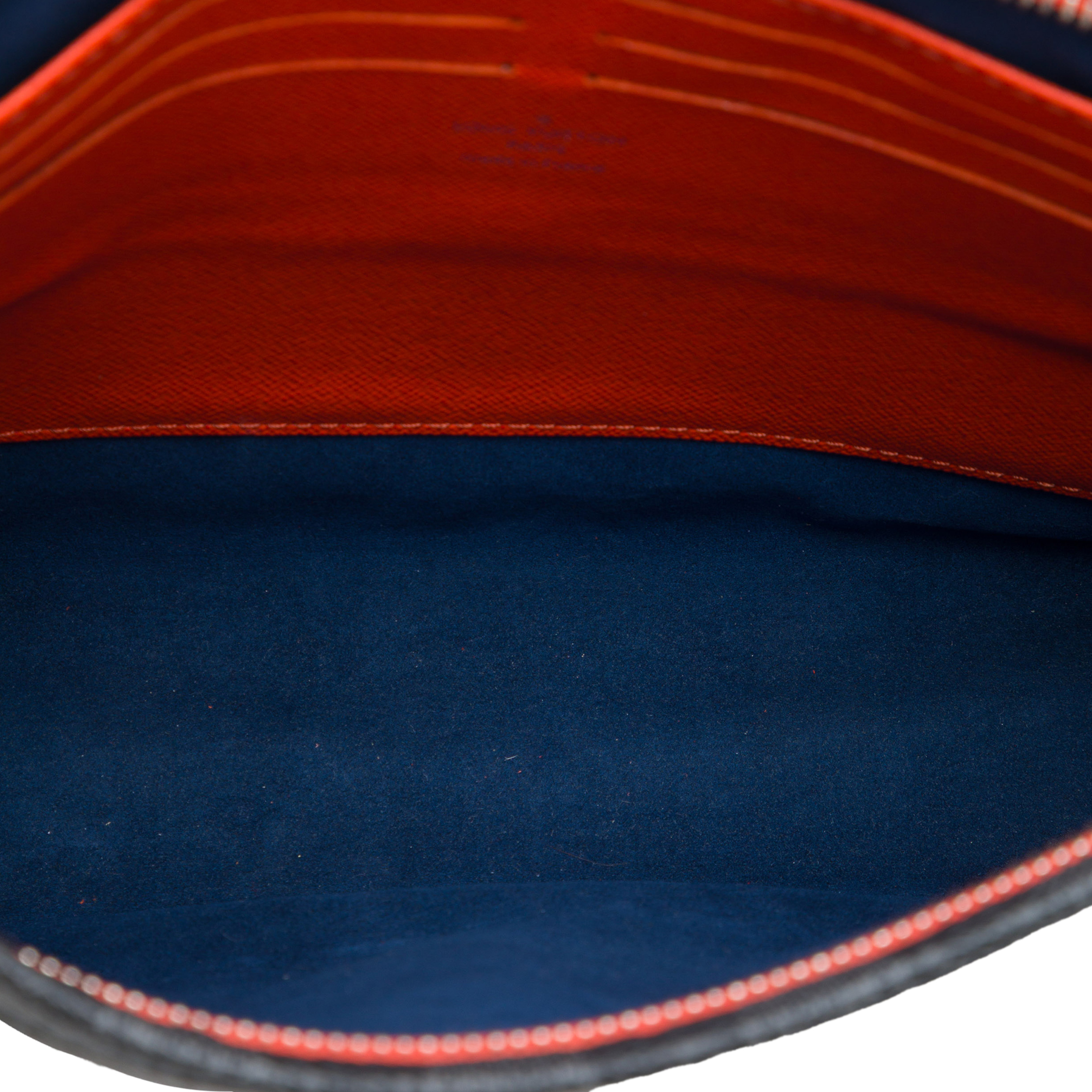 Louis Vuitton Epi Pochette Voyage Mm, från Luxclusif, i färgen blå. Klicka för att öppna bilden i stort format