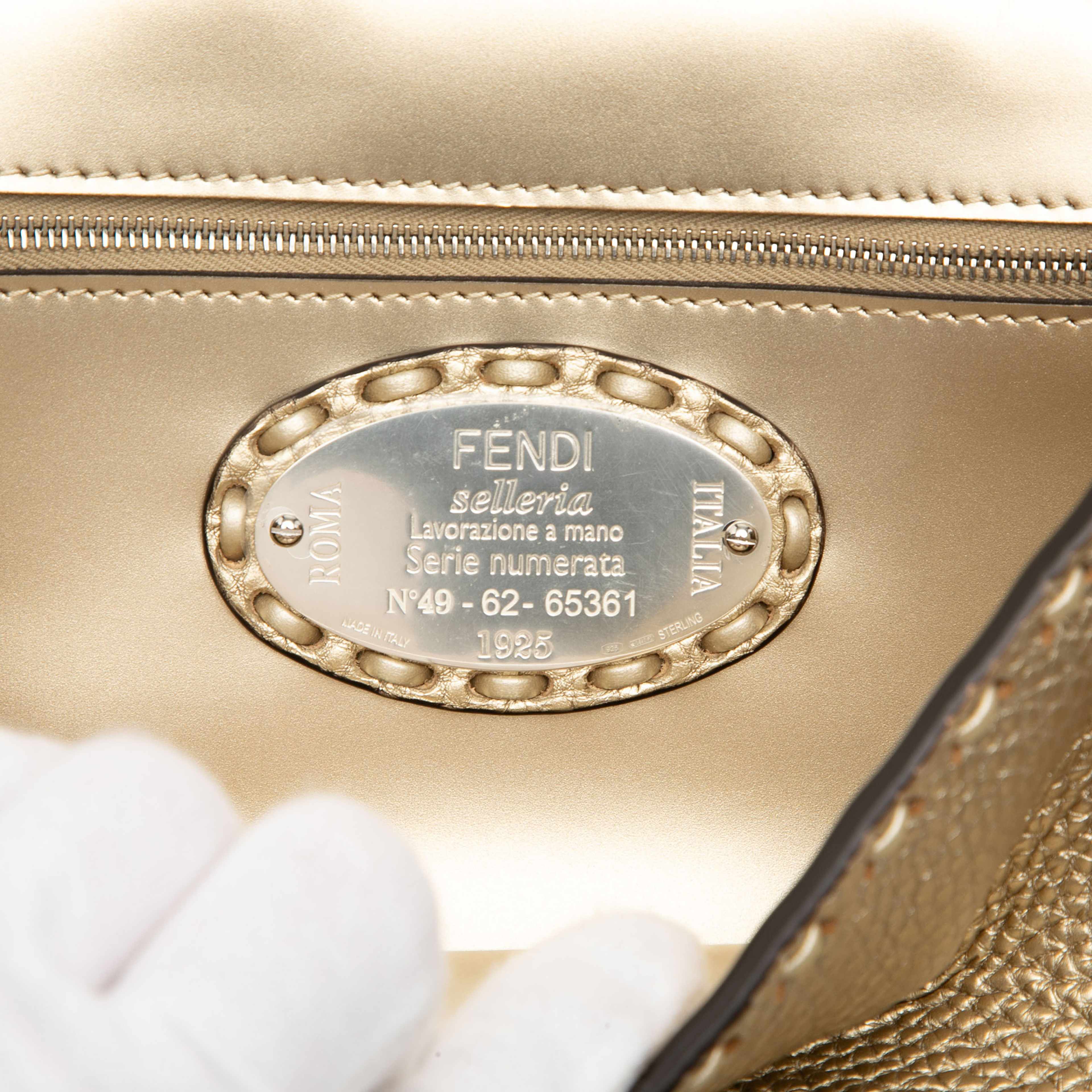 Fendi Medium Leather Selleria Baguette Satchel, från Luxclusif, i färgen gold. Klicka för att öppna bilden i stort format