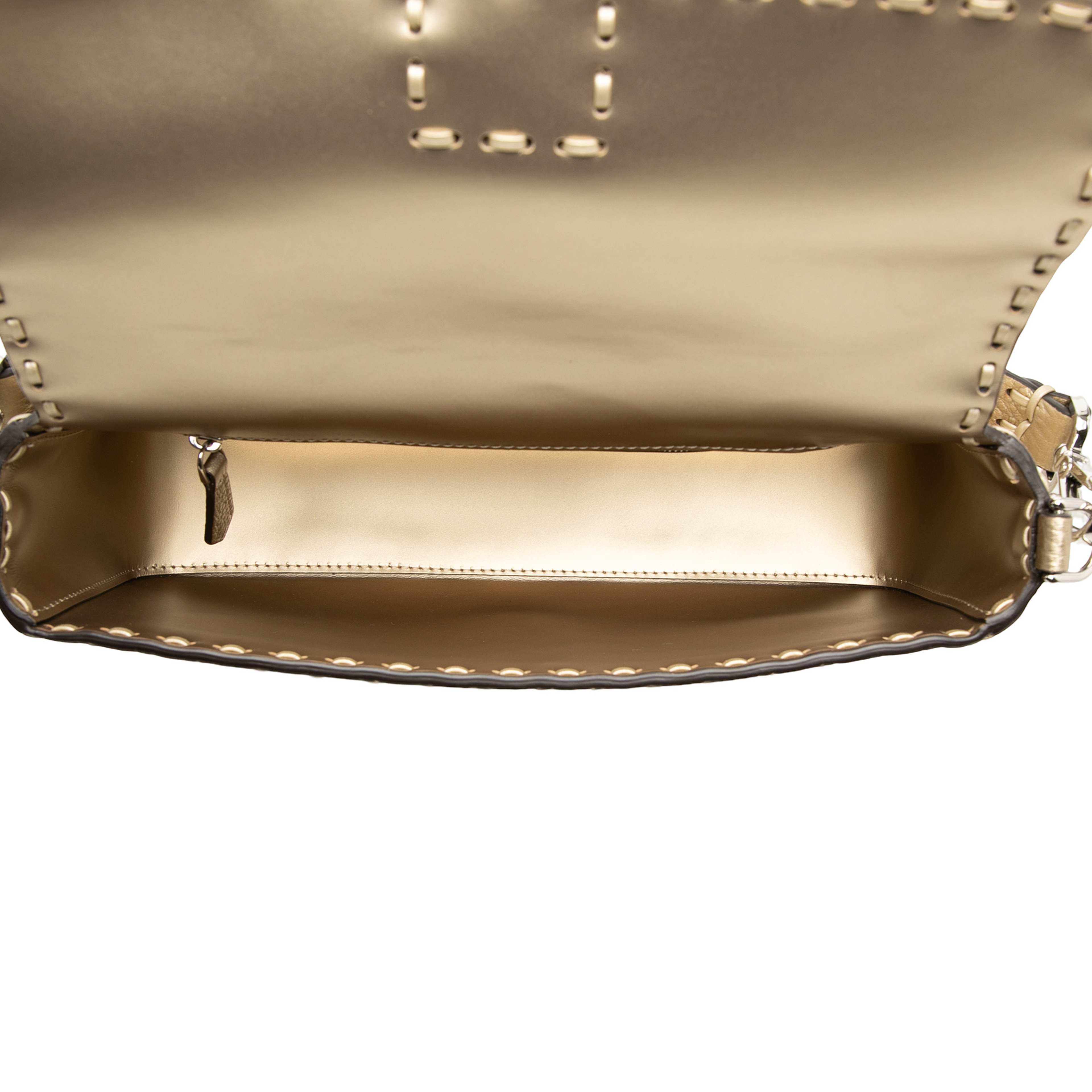 Fendi Medium Leather Selleria Baguette Satchel, från Luxclusif, i färgen gold. Klicka för att öppna bilden i stort format