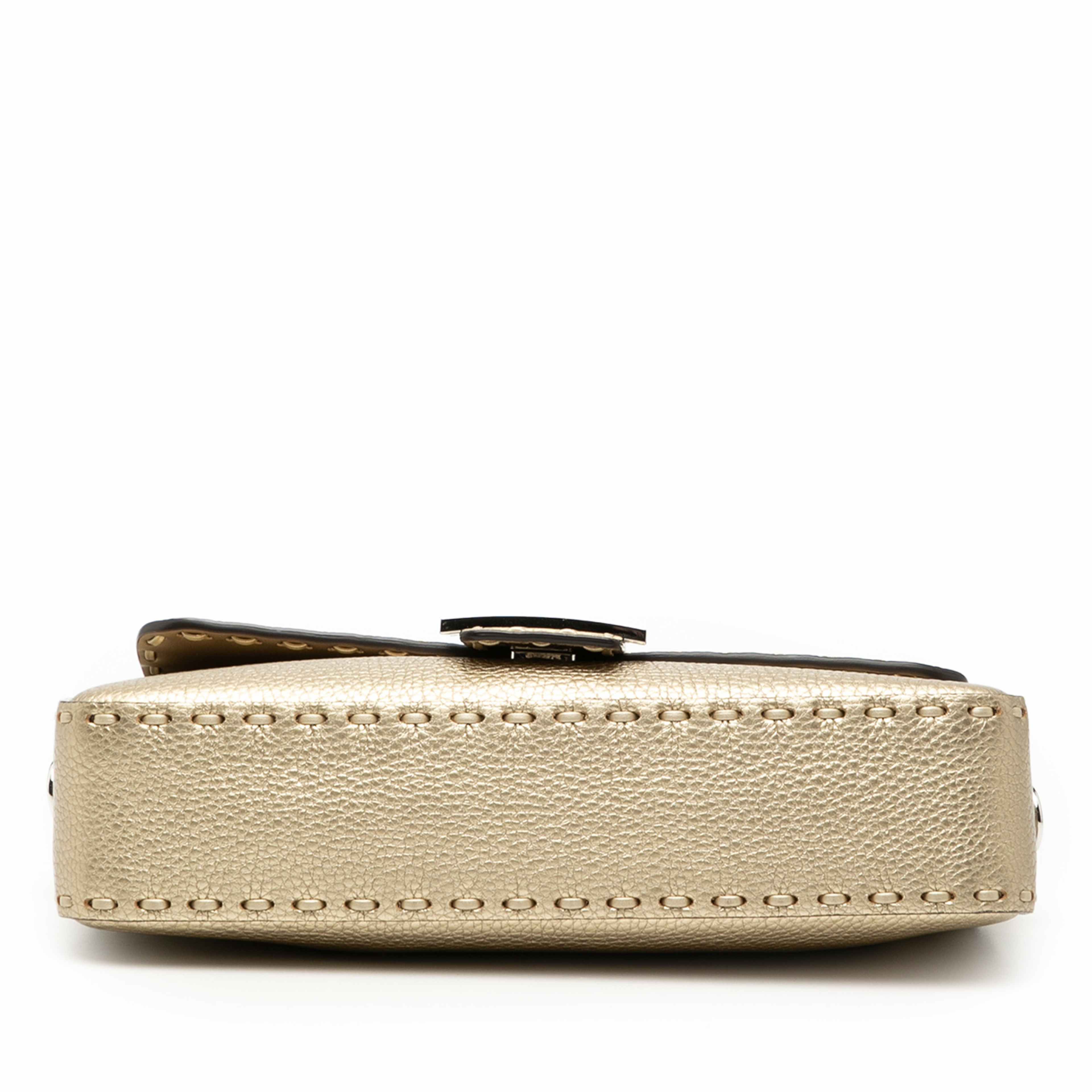 Fendi Medium Leather Selleria Baguette Satchel, från Luxclusif, i färgen gold. Klicka för att öppna bilden i stort format