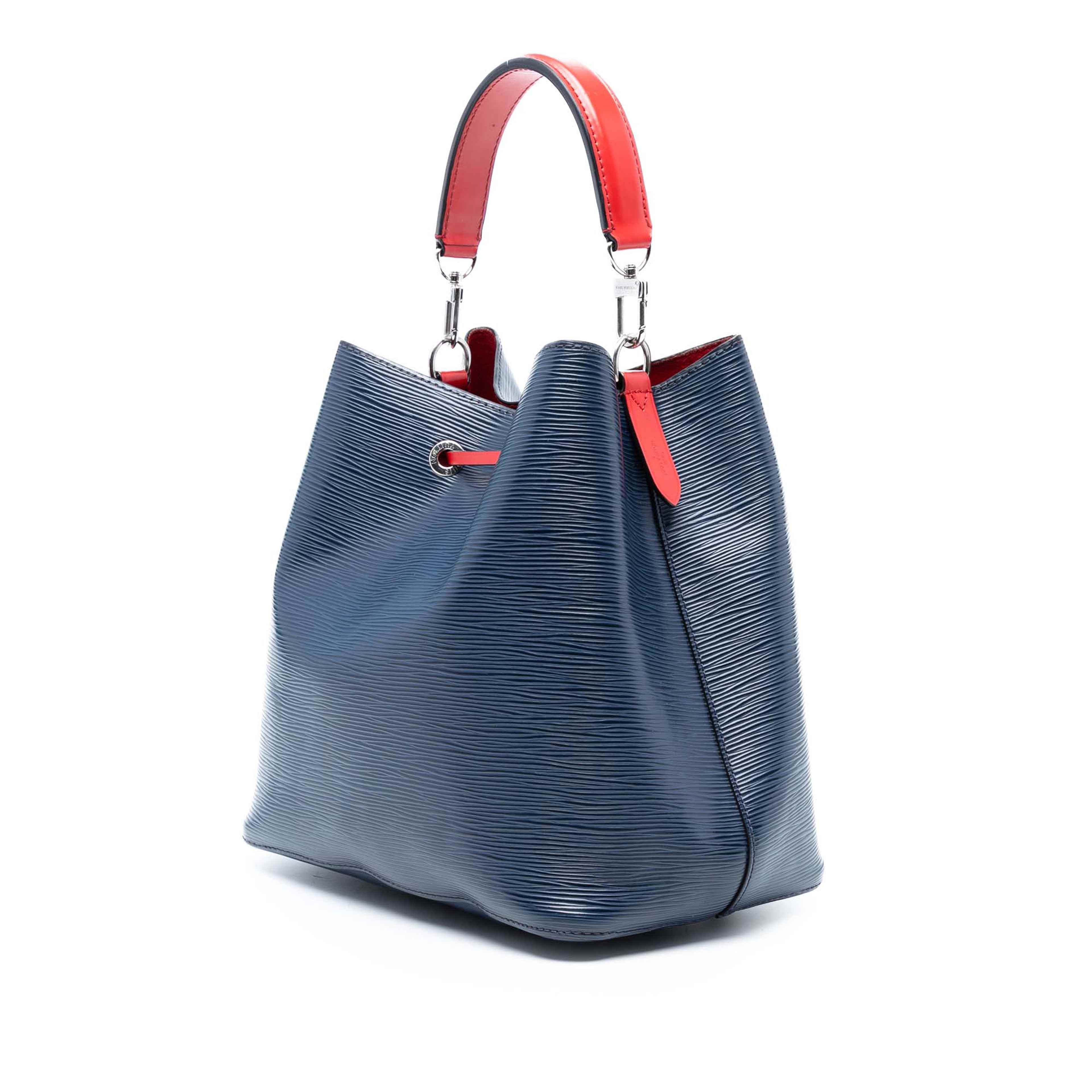 Louis Vuitton Epi Neonoe Mm, från Luxclusif, i färgen blå. Klicka för att öppna bilden i stort format