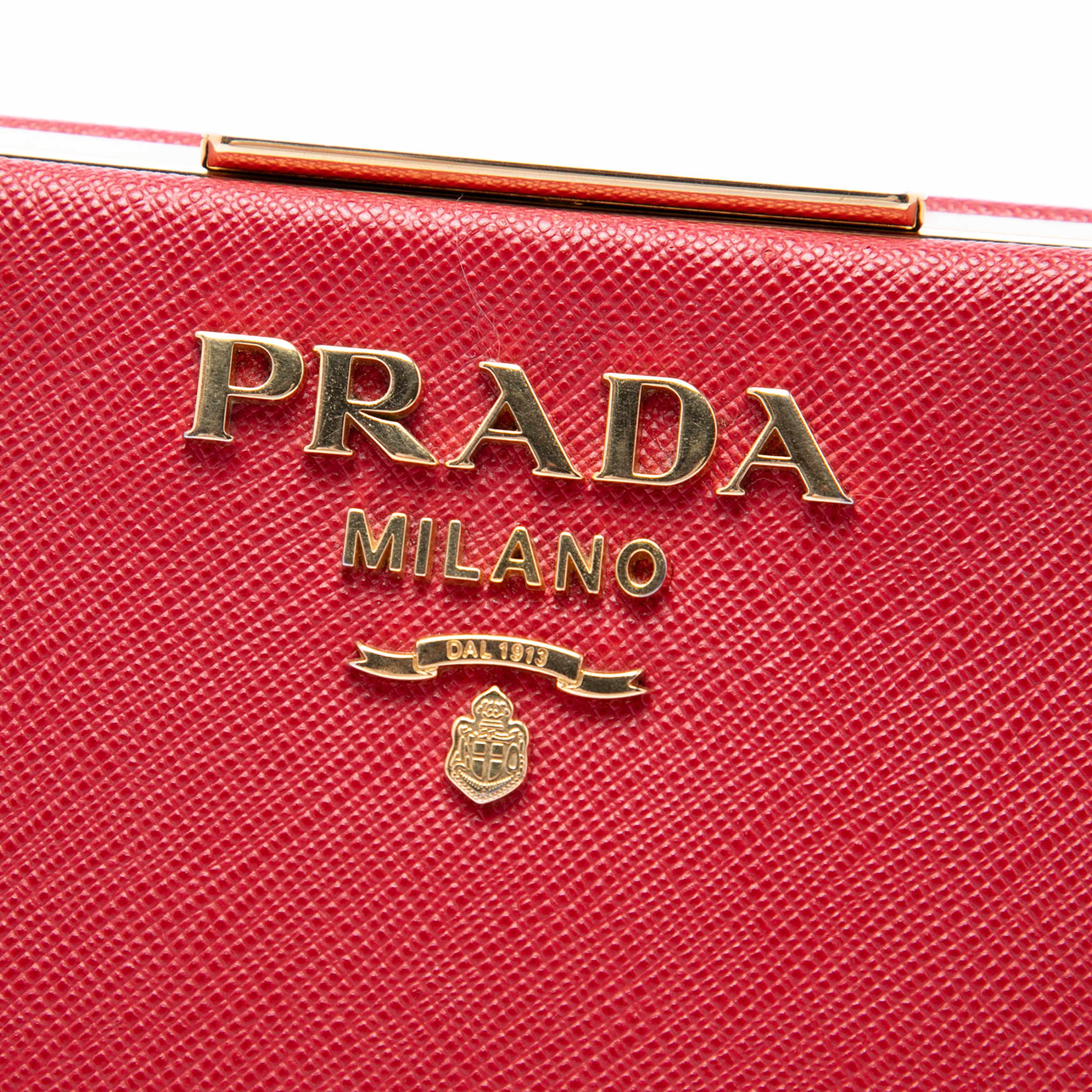 Prada Saffiano And City Calf Light Frame Crossbody, från Luxclusif, i färgen röd. Klicka för att öppna bilden i stort format