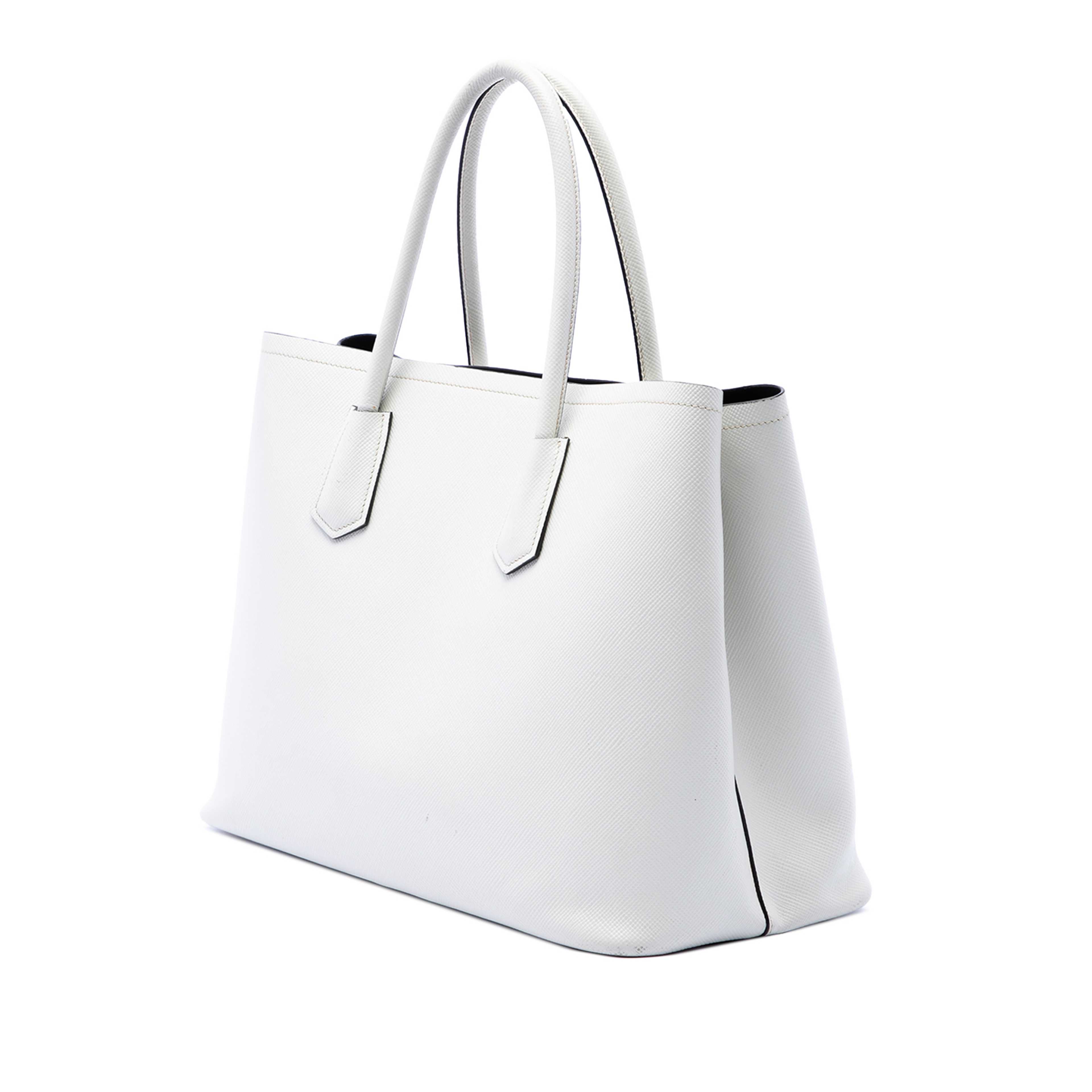 Prada Medium Saffiano Cuir Double Satchel, från Luxclusif, i färgen white. Klicka för att öppna bilden i stort format