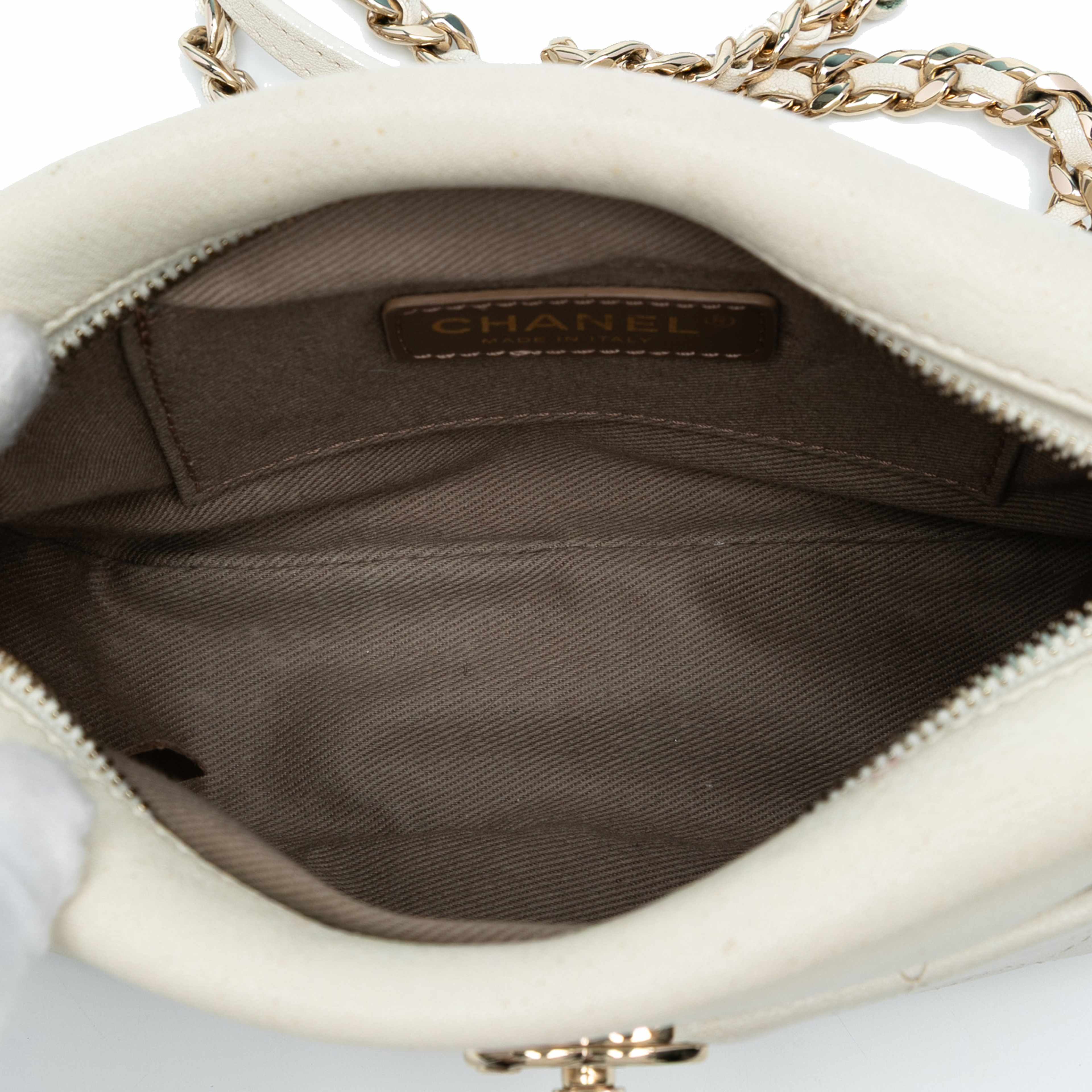 Chanel Small Quilted Goatskin Casual Trip Camera Bag, från Luxclusif, i färgen ivory. Klicka för att öppna bilden i stort format