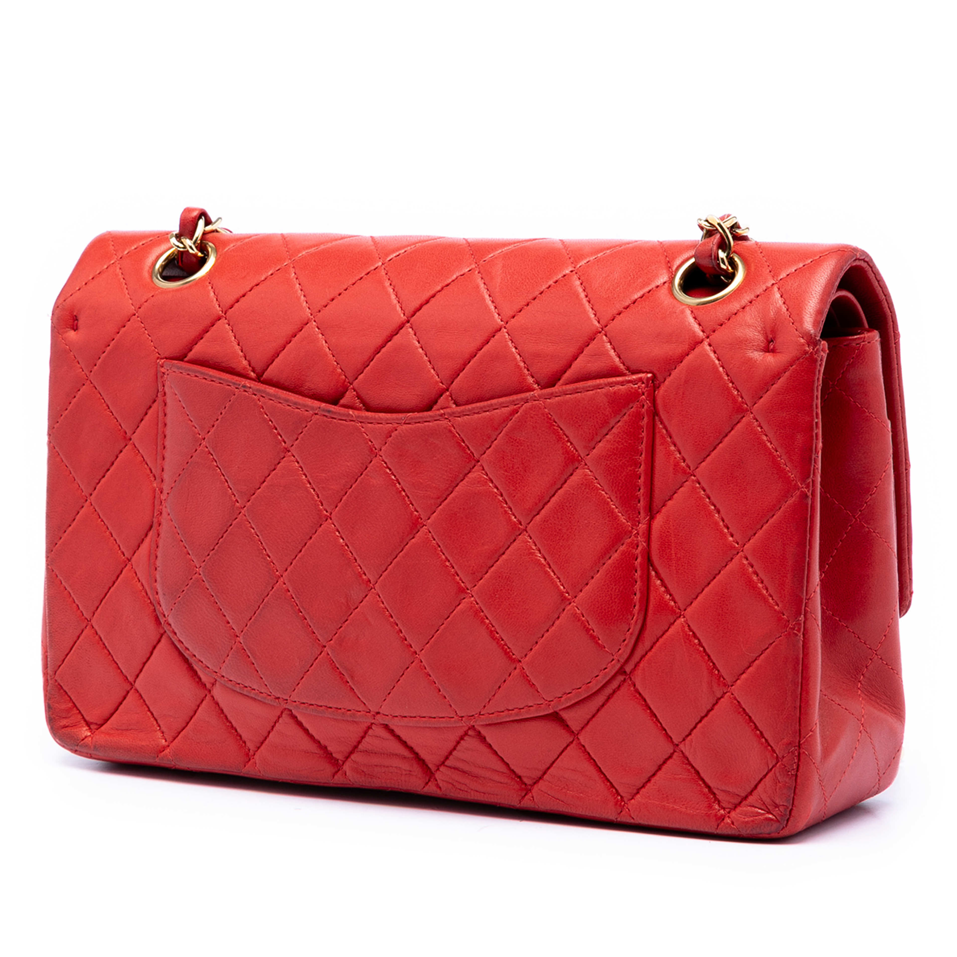 Chanel Medium Classic Lambskin Double Flap, från Luxclusif, i färgen red. Klicka för att öppna bilden i stort format