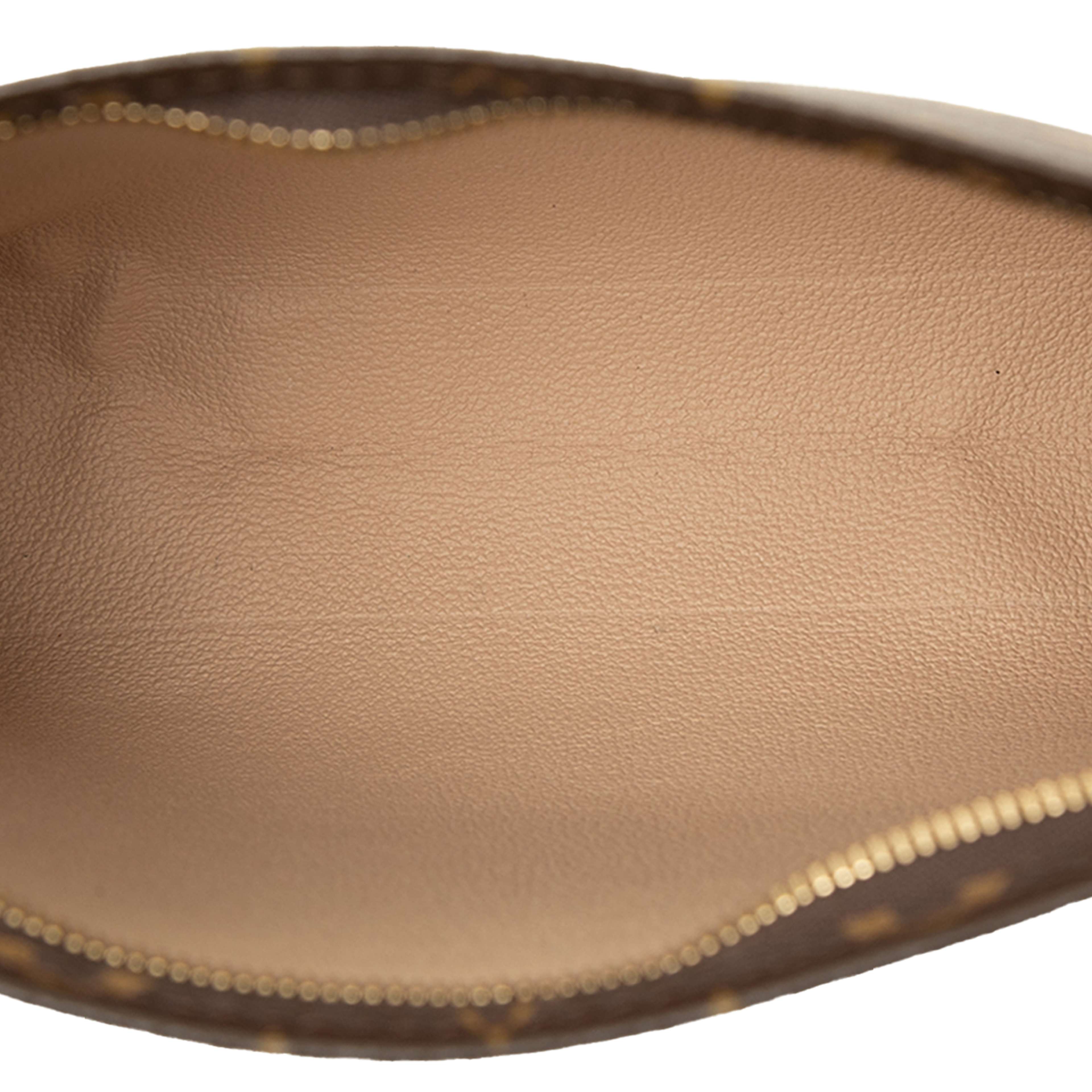 Louis Vuitton Monogram Toiletry Pouch 26, från Luxclusif, i färgen brun. Klicka för att öppna bilden i stort format