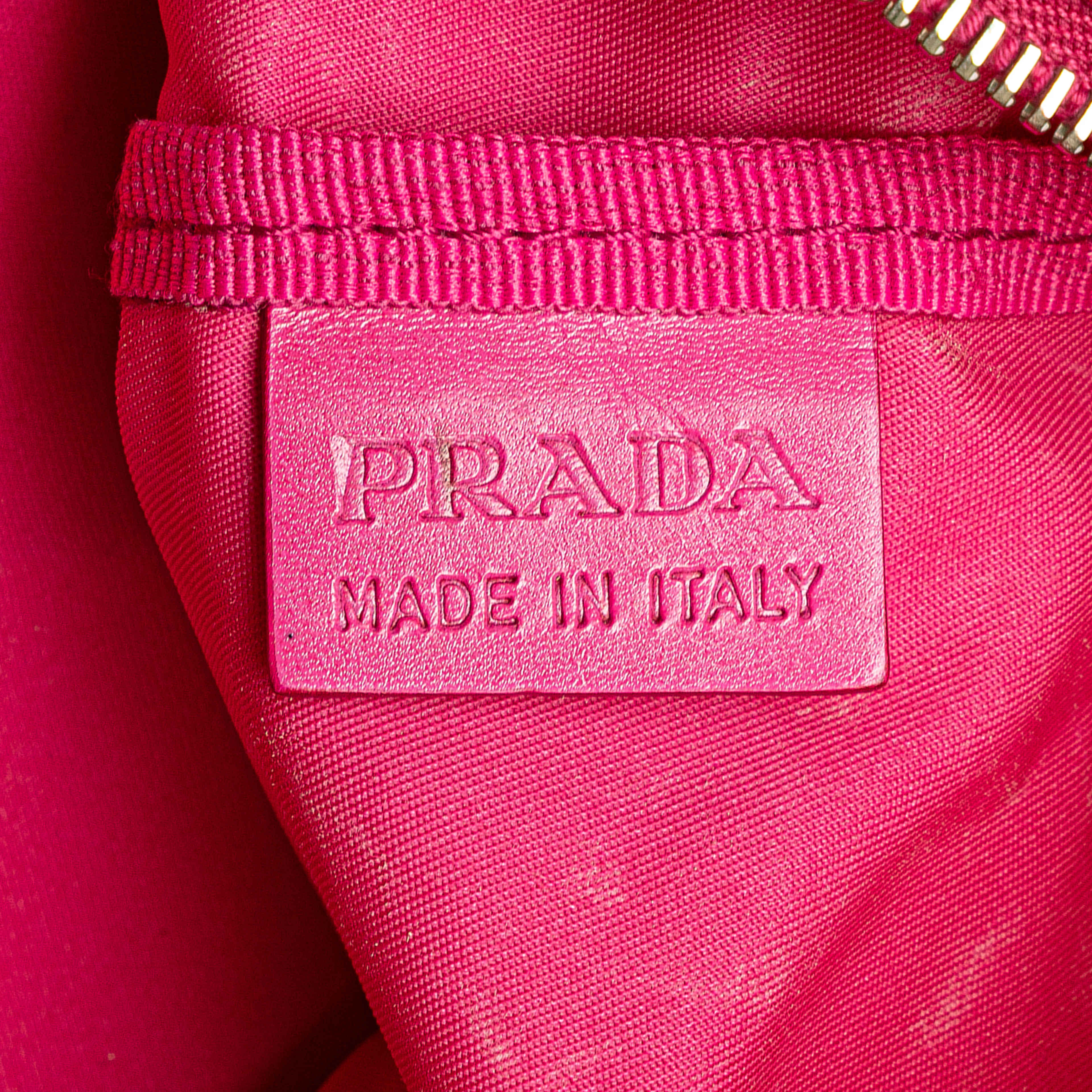 Prada Tessuto Zip Tote, från Luxclusif, i färgen hot pink. Klicka för att öppna bilden i stort format