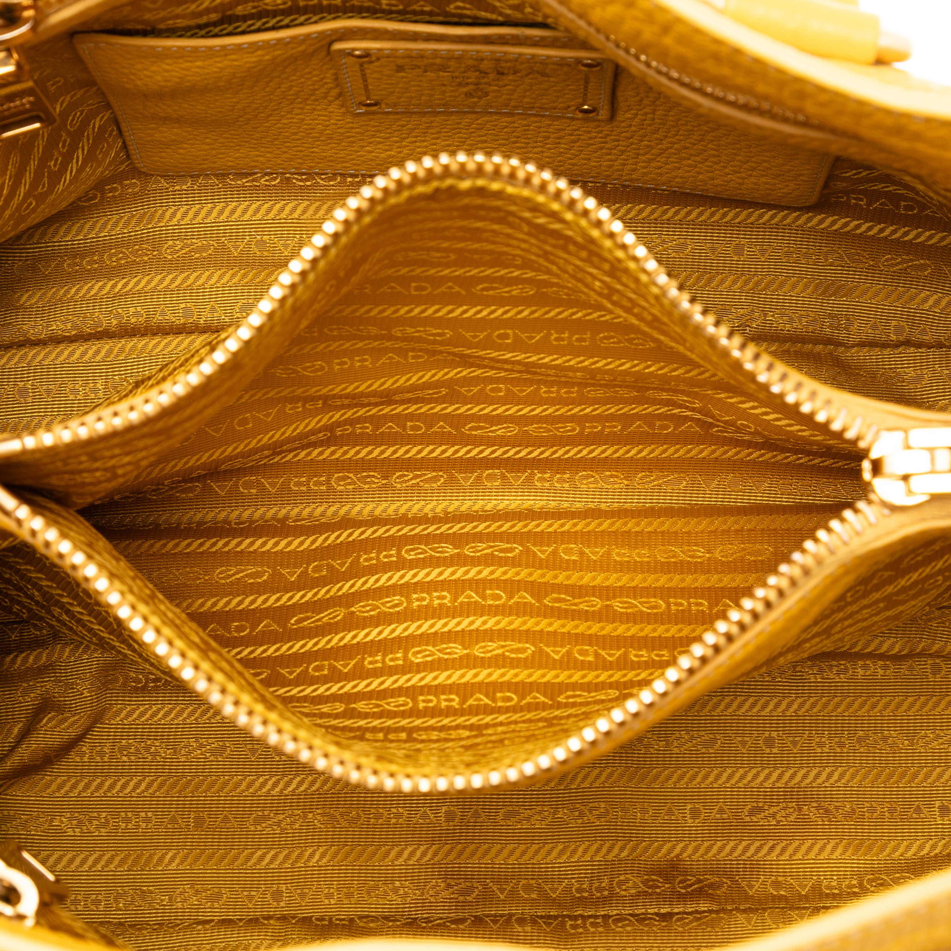 Prada Vitello Daino Open Convertible Tote, från Luxclusif, i färgen mustard. Klicka för att öppna bilden i stort format