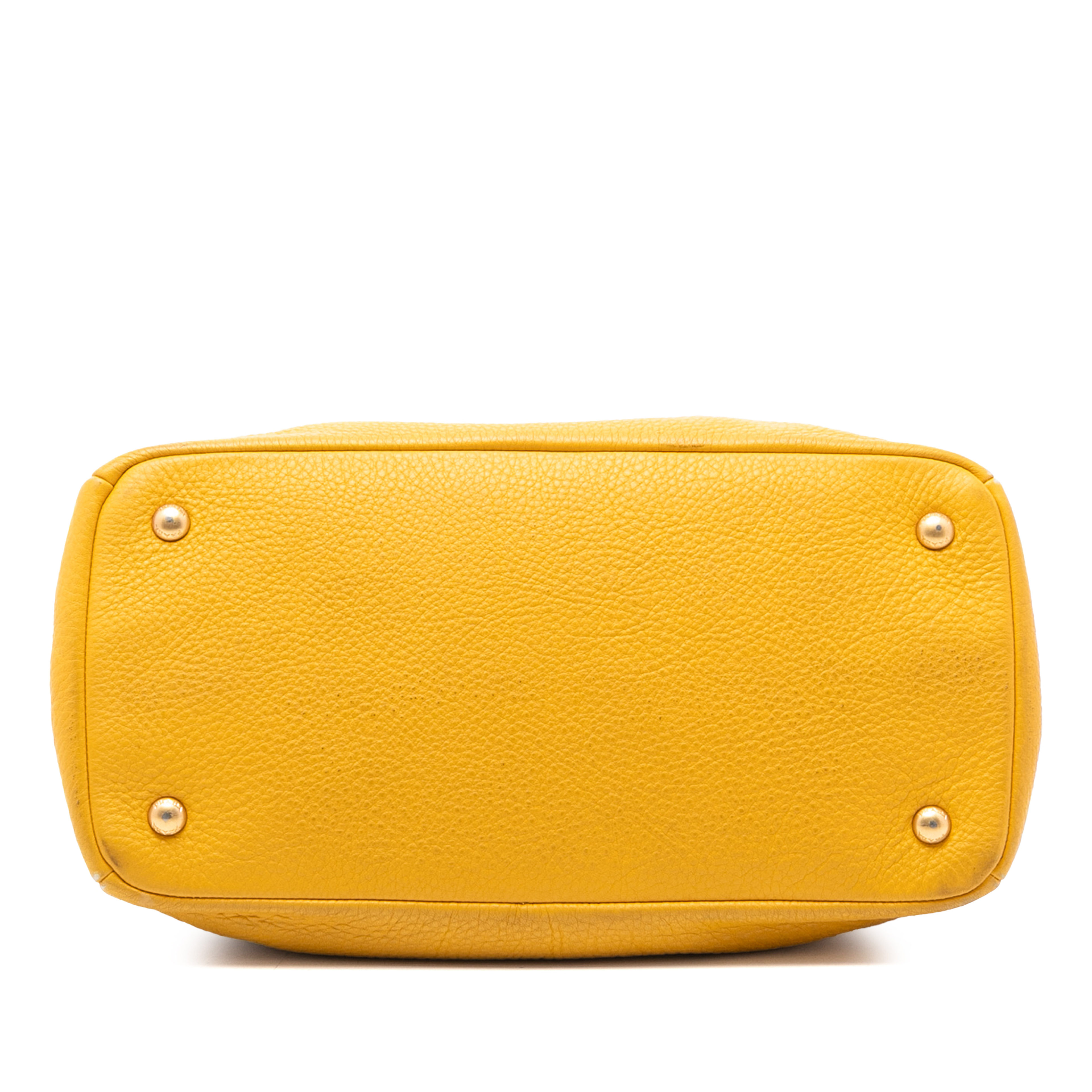 Prada Vitello Daino Open Convertible Tote, från Luxclusif, i färgen mustard. Klicka för att öppna bilden i stort format