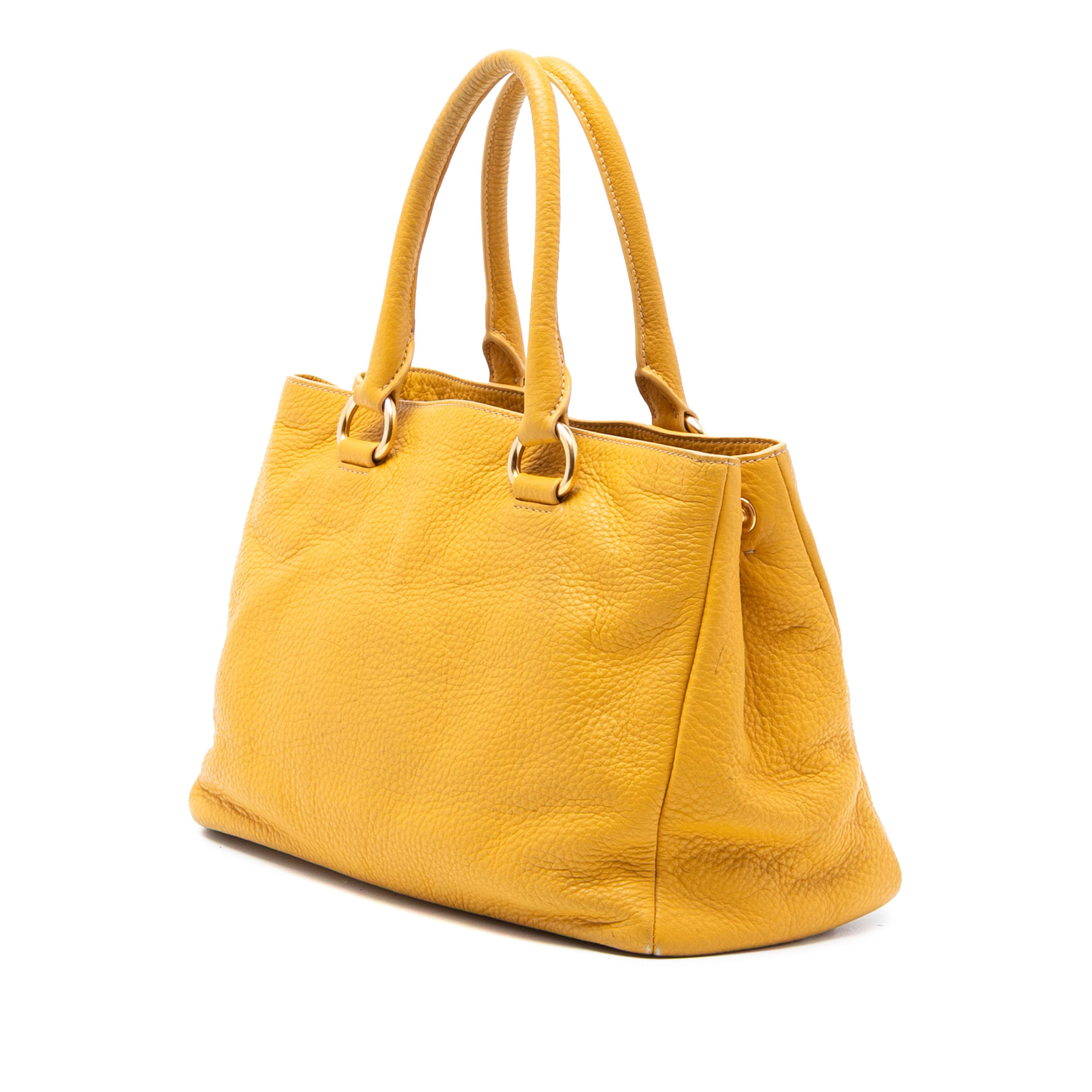 Prada Vitello Daino Open Convertible Tote, från Luxclusif, i färgen mustard. Klicka för att öppna bilden i stort format
