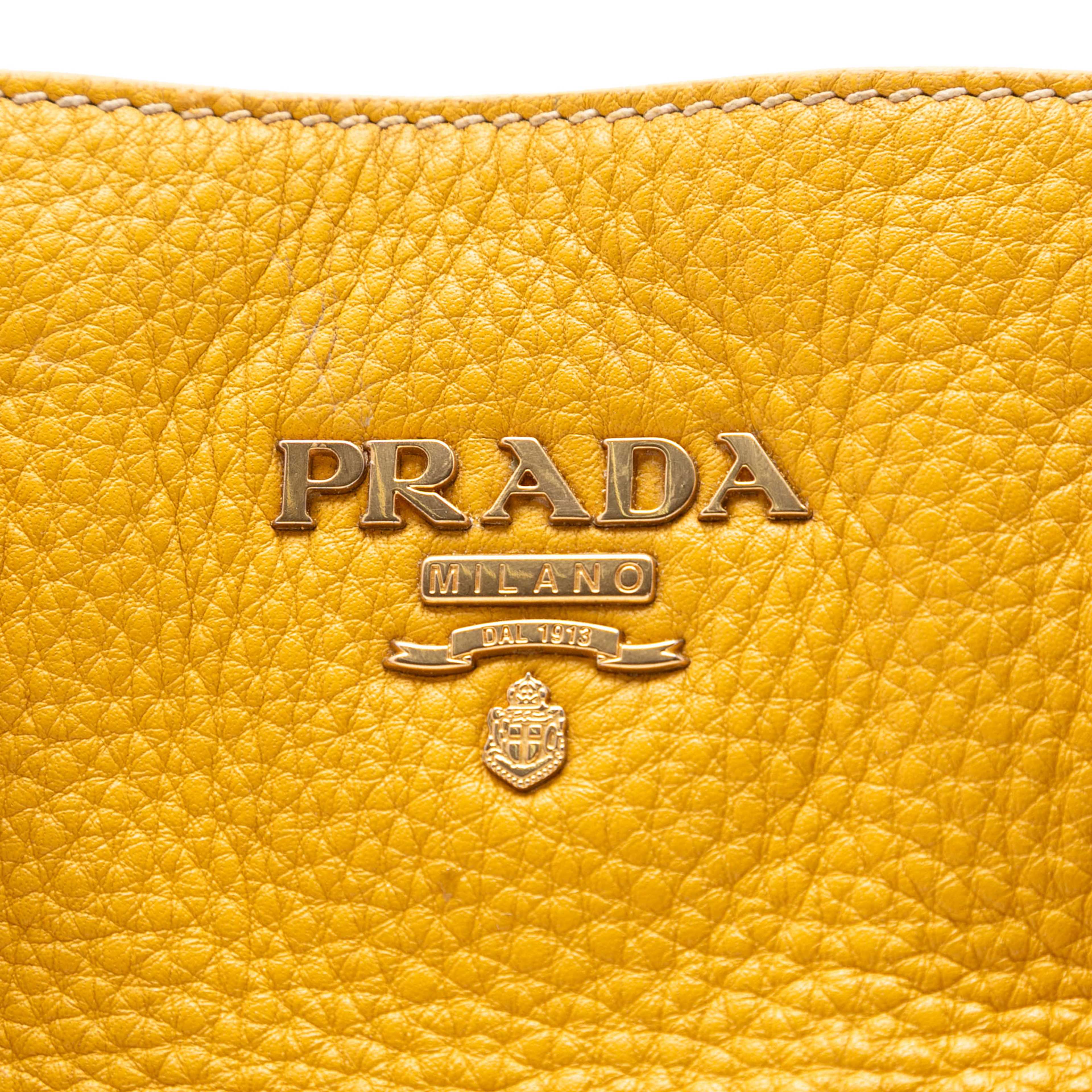 Prada Vitello Daino Open Convertible Tote, från Luxclusif, i färgen mustard. Klicka för att öppna bilden i stort format
