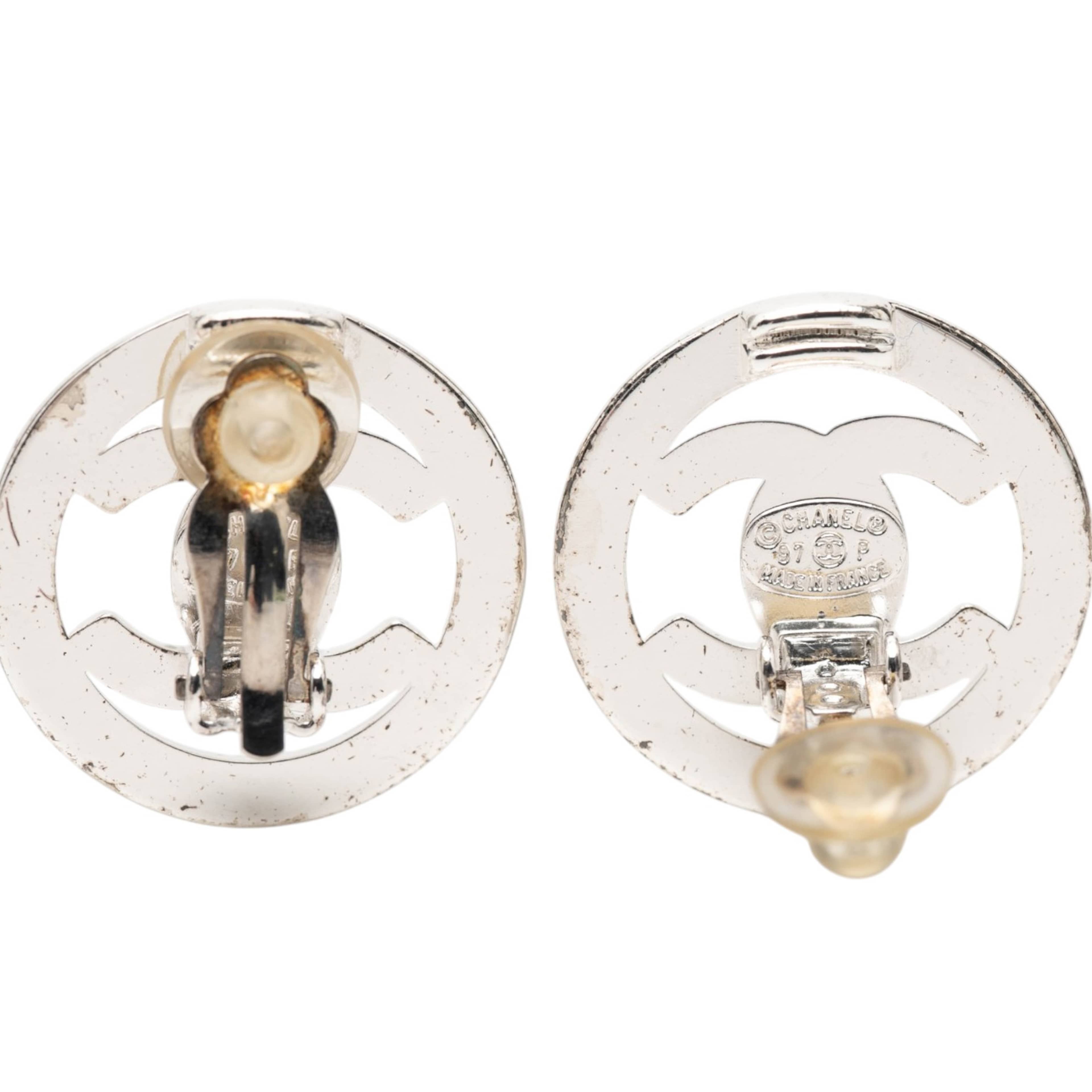Chanel Cc Brass Turnlock Round Clip On Earrings, från Luxclusif, i färgen silver. Klicka för att öppna bilden i stort format