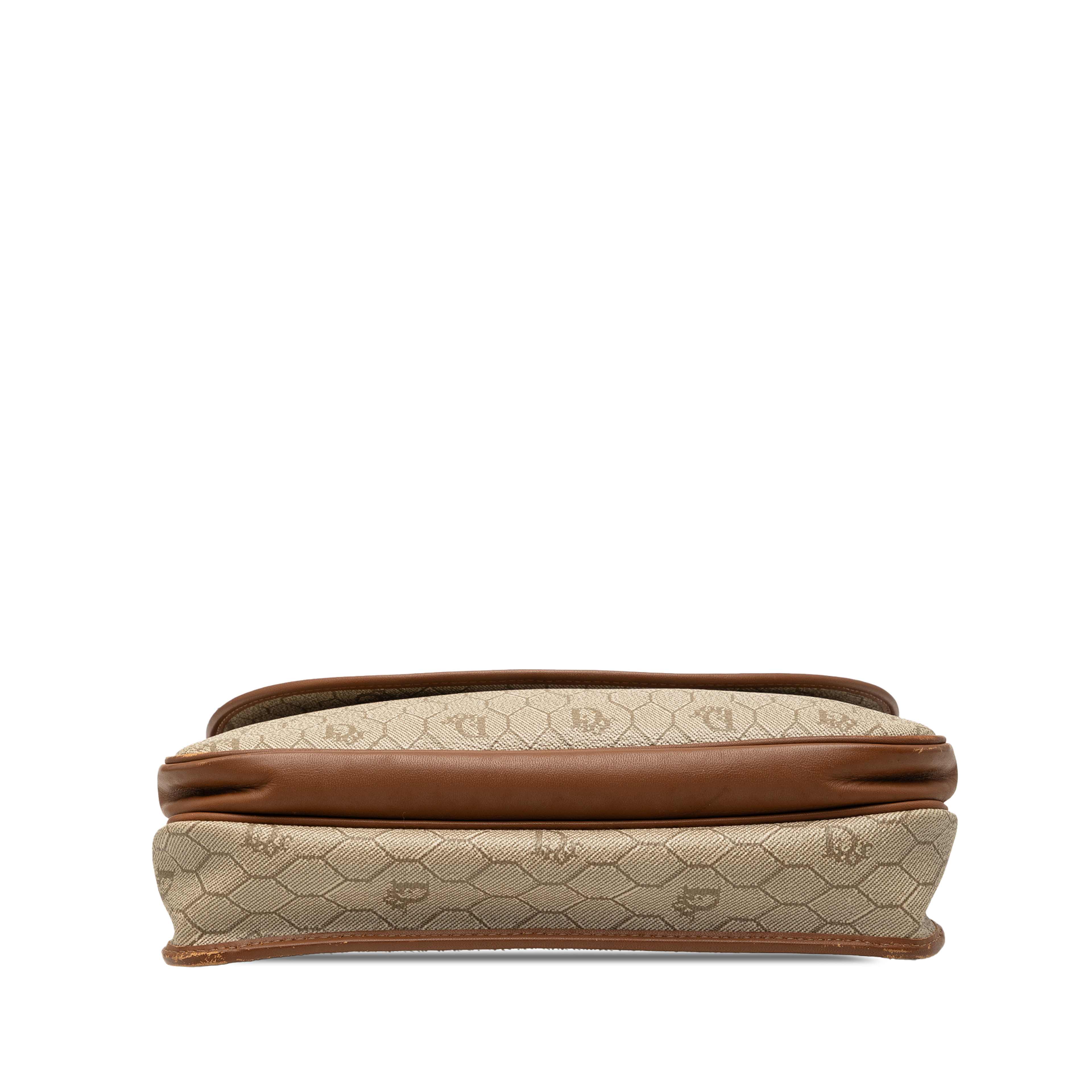 Dior Honeycomb Coated Canvas Crossbody, från Luxclusif, i färgen beige. Klicka för att öppna bilden i stort format