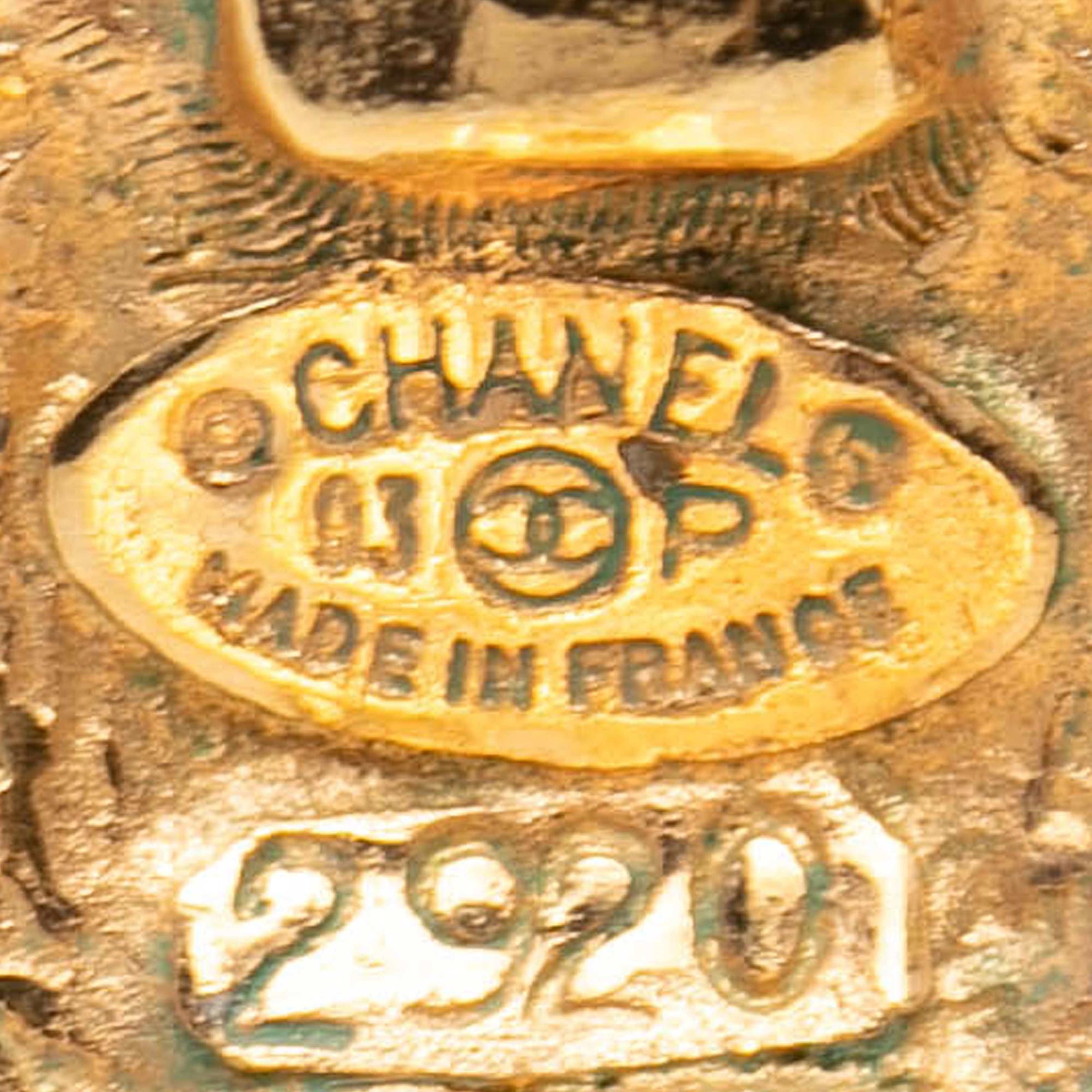 Chanel Cc Gold Plated Round Clip On Earrings, från Luxclusif, i färgen gold. Klicka för att öppna bilden i stort format