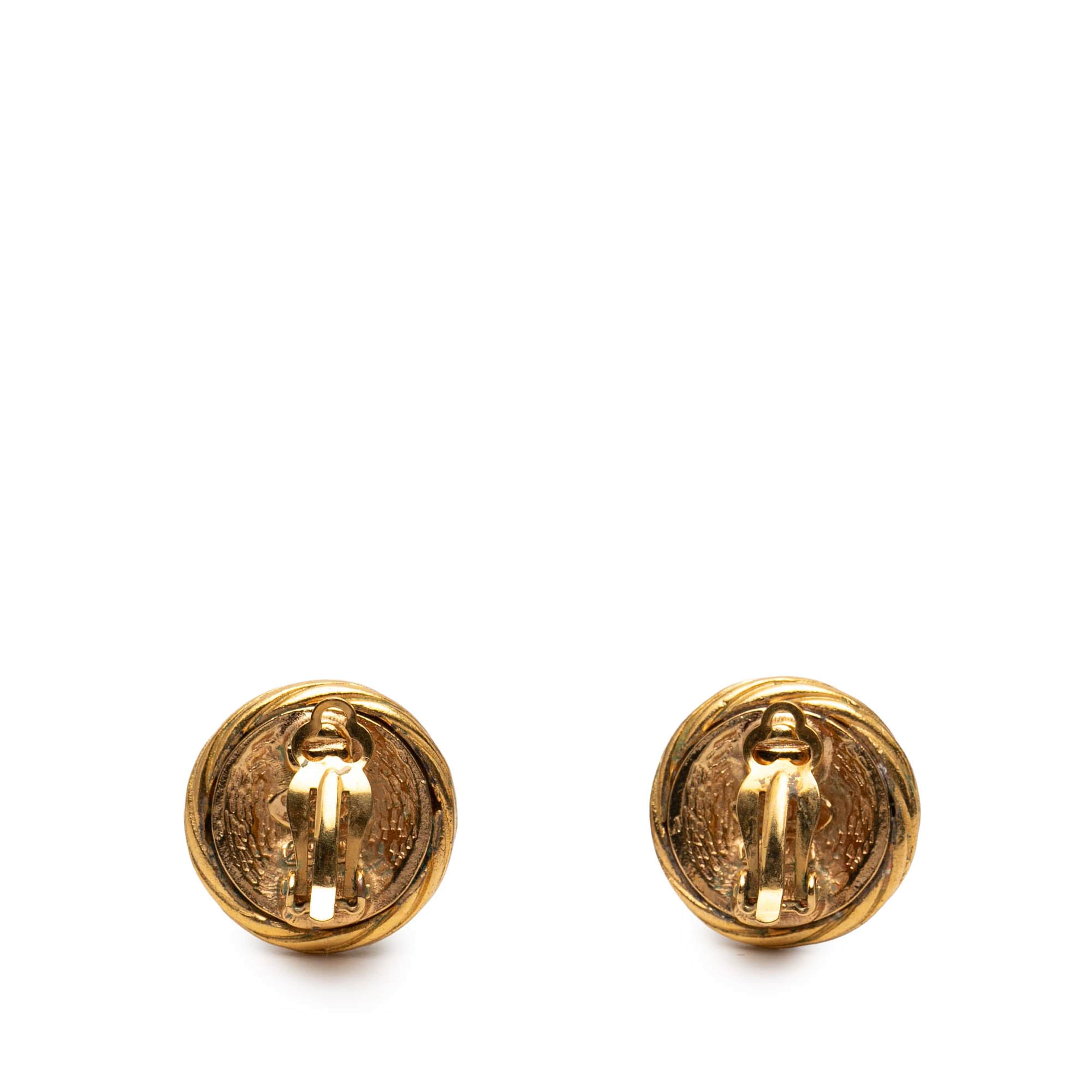Chanel Cc Gold Plated Round Clip On Earrings, från Luxclusif, i färgen gold. Klicka för att öppna bilden i stort format