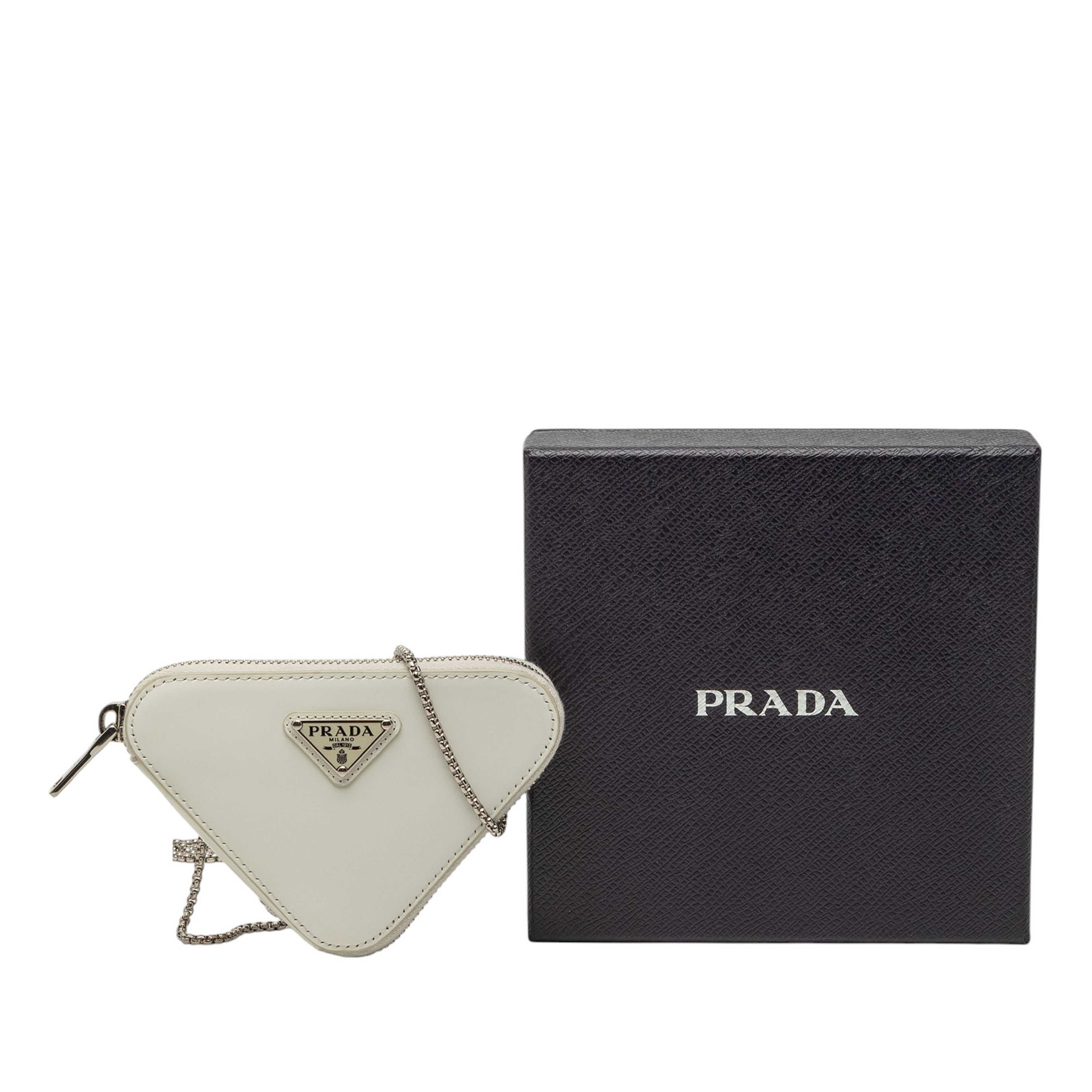 Prada Mini Brushed Leather Triangle Chain Pouch, från Luxclusif, i färgen vit. Klicka för att öppna bilden i stort format