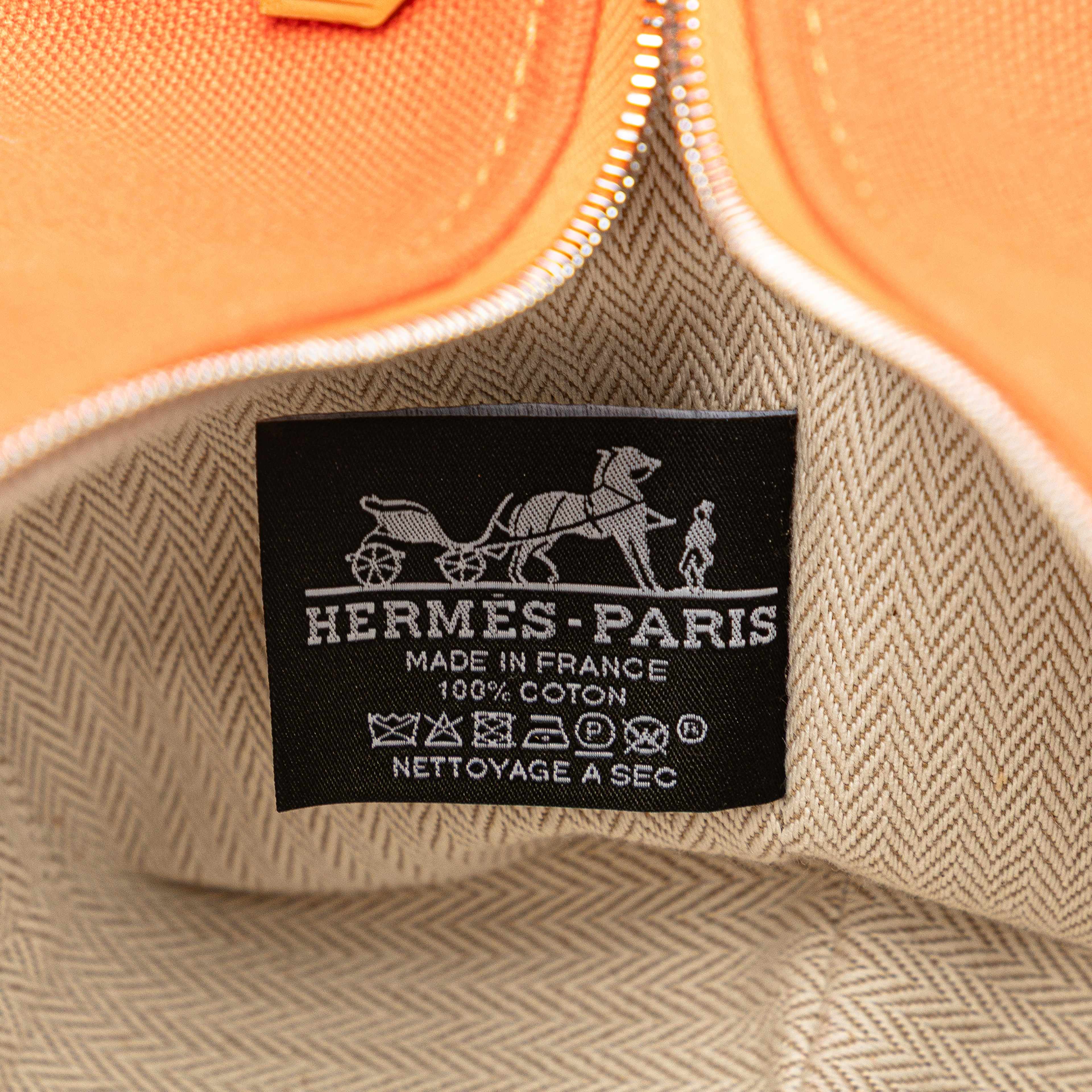 Hermès Small Toile Bride A Brac Case, från Luxclusif, i färgen dark orange. Klicka för att öppna bilden i stort format