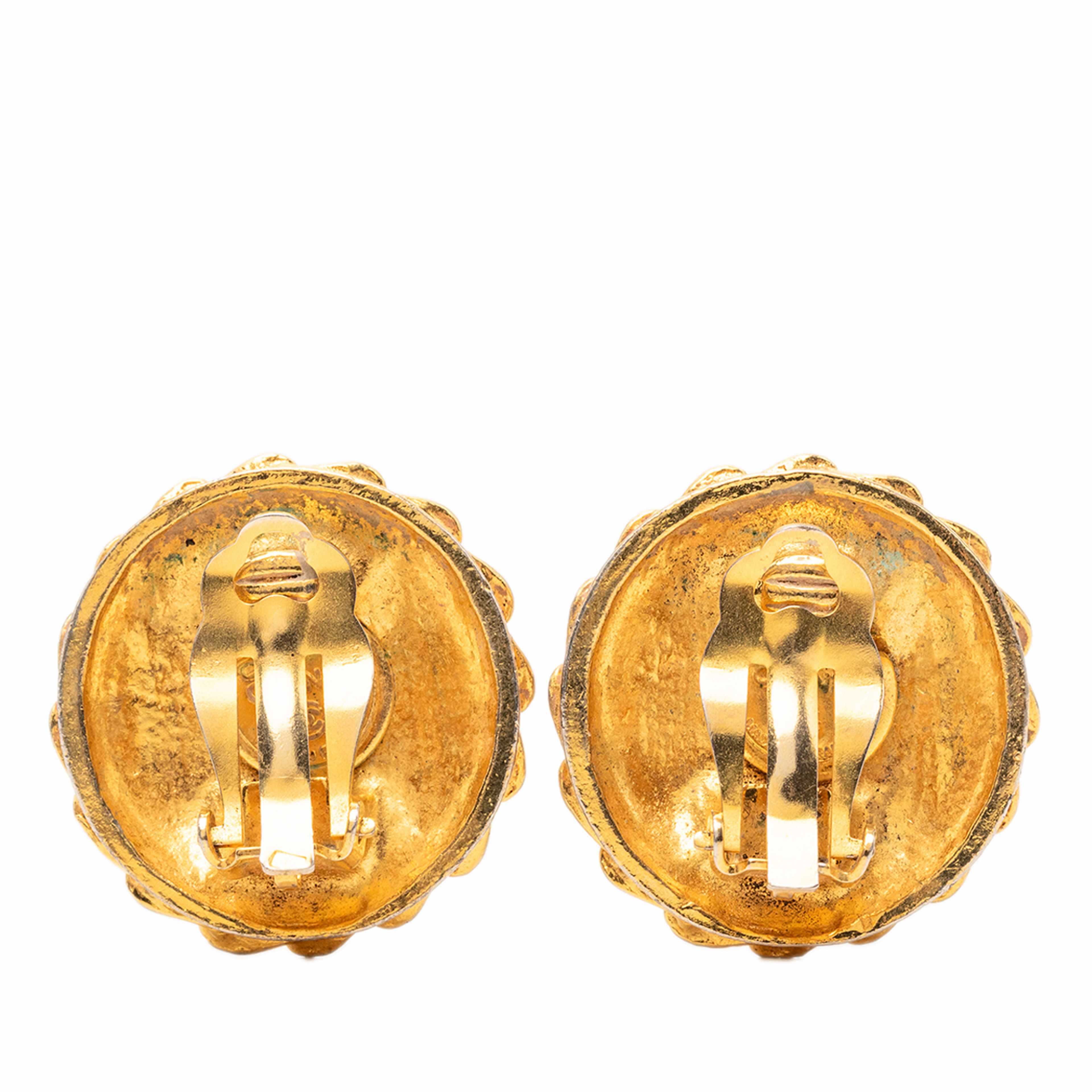Chanel Gold Plated Mademoiselle Clip On Earrings, från Luxclusif, i färgen gold. Klicka för att öppna bilden i stort format