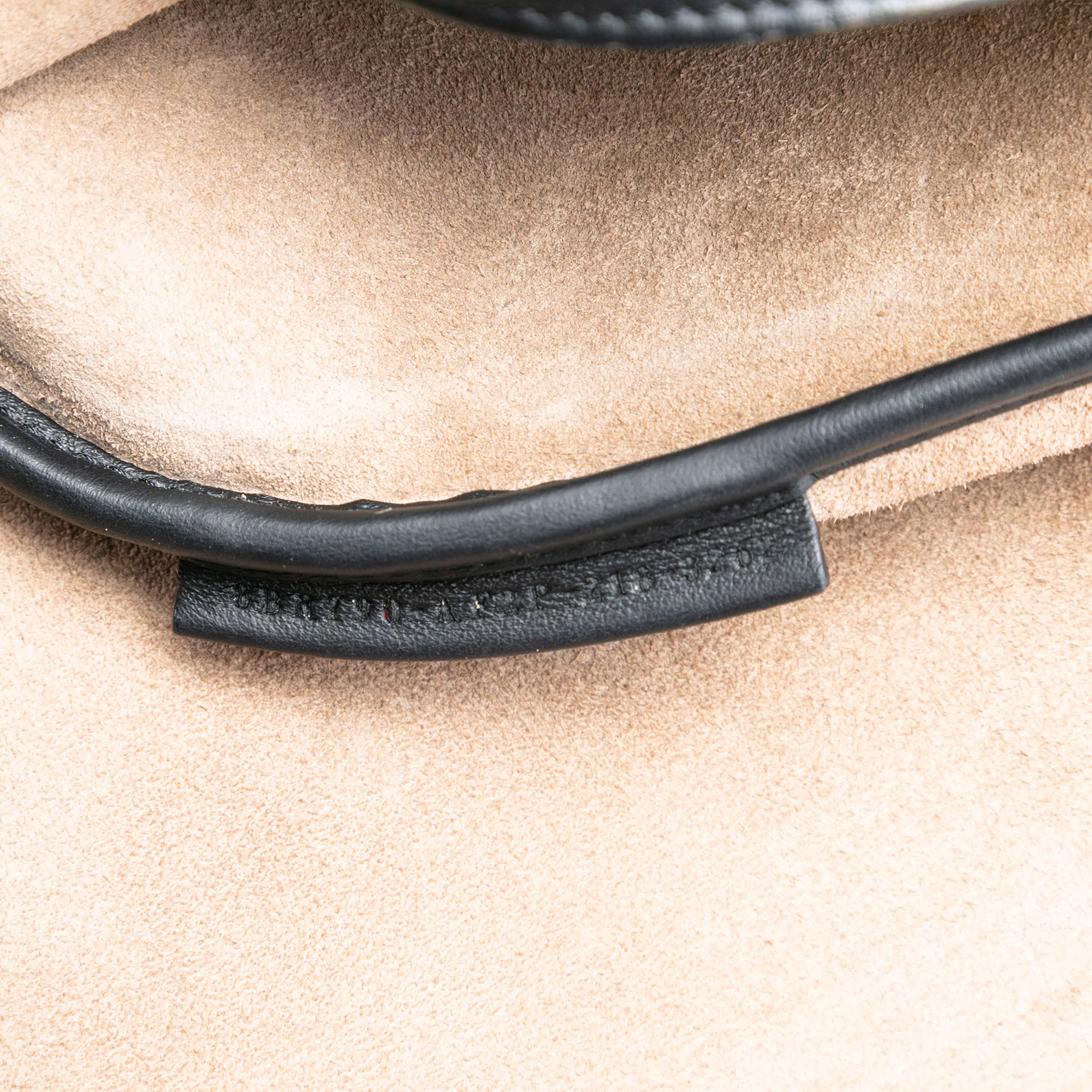 Fendi Small Leather Croissant Hobo Bag, från Luxclusif, i färgen black. Klicka för att öppna bilden i stort format