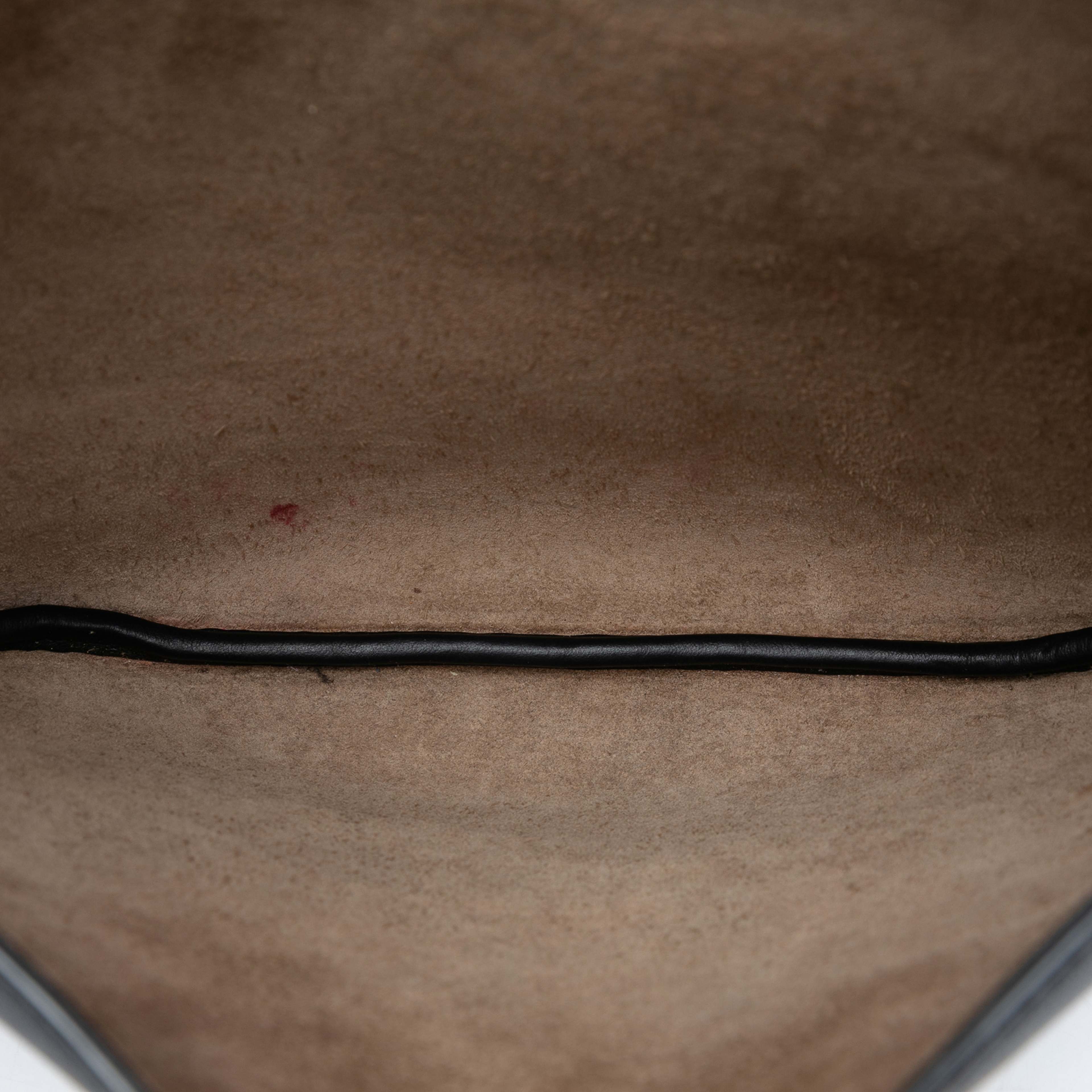 Fendi Small Leather Croissant Hobo Bag, från Luxclusif, i färgen black. Klicka för att öppna bilden i stort format