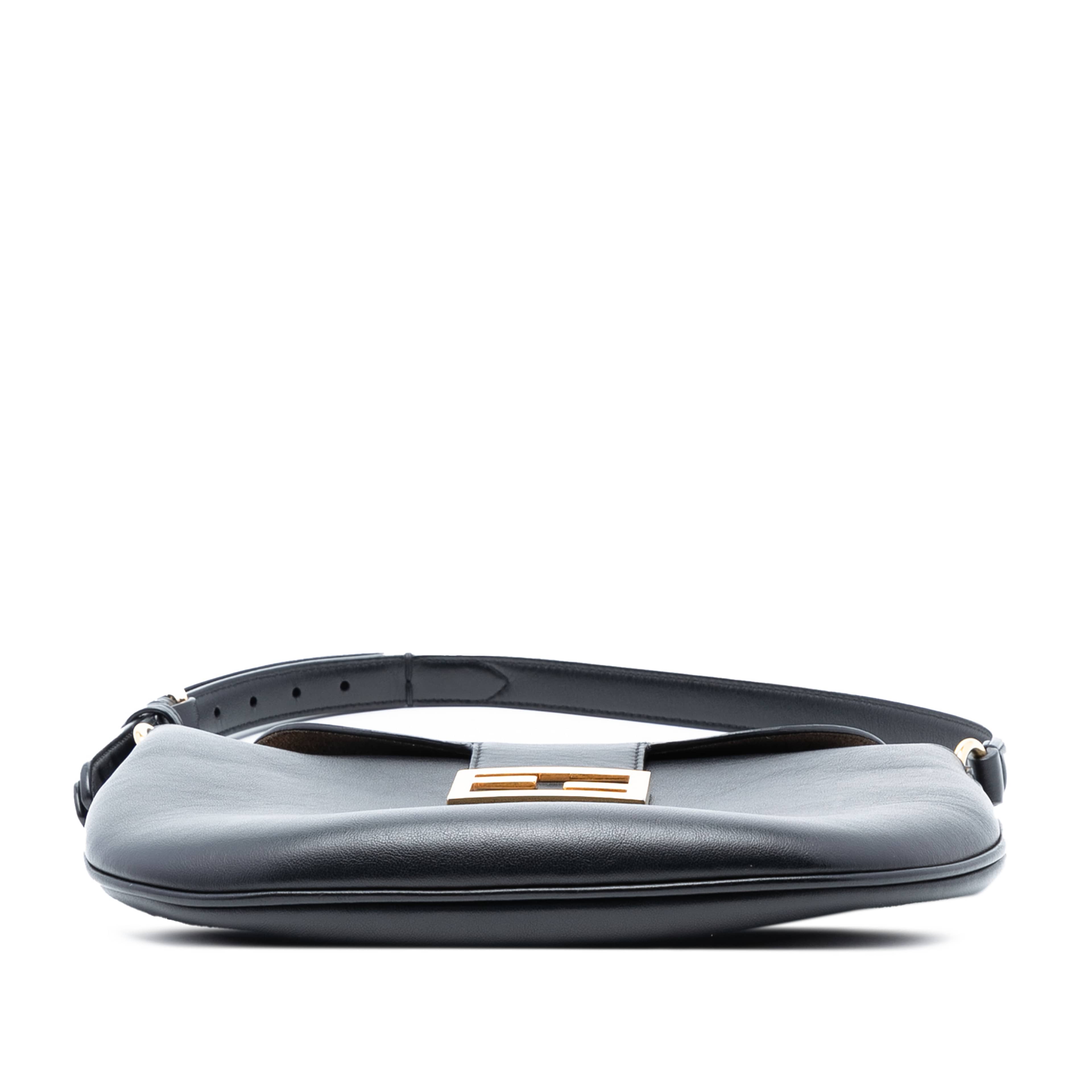 Fendi Small Leather Croissant Hobo Bag, från Luxclusif, i färgen black. Klicka för att öppna bilden i stort format