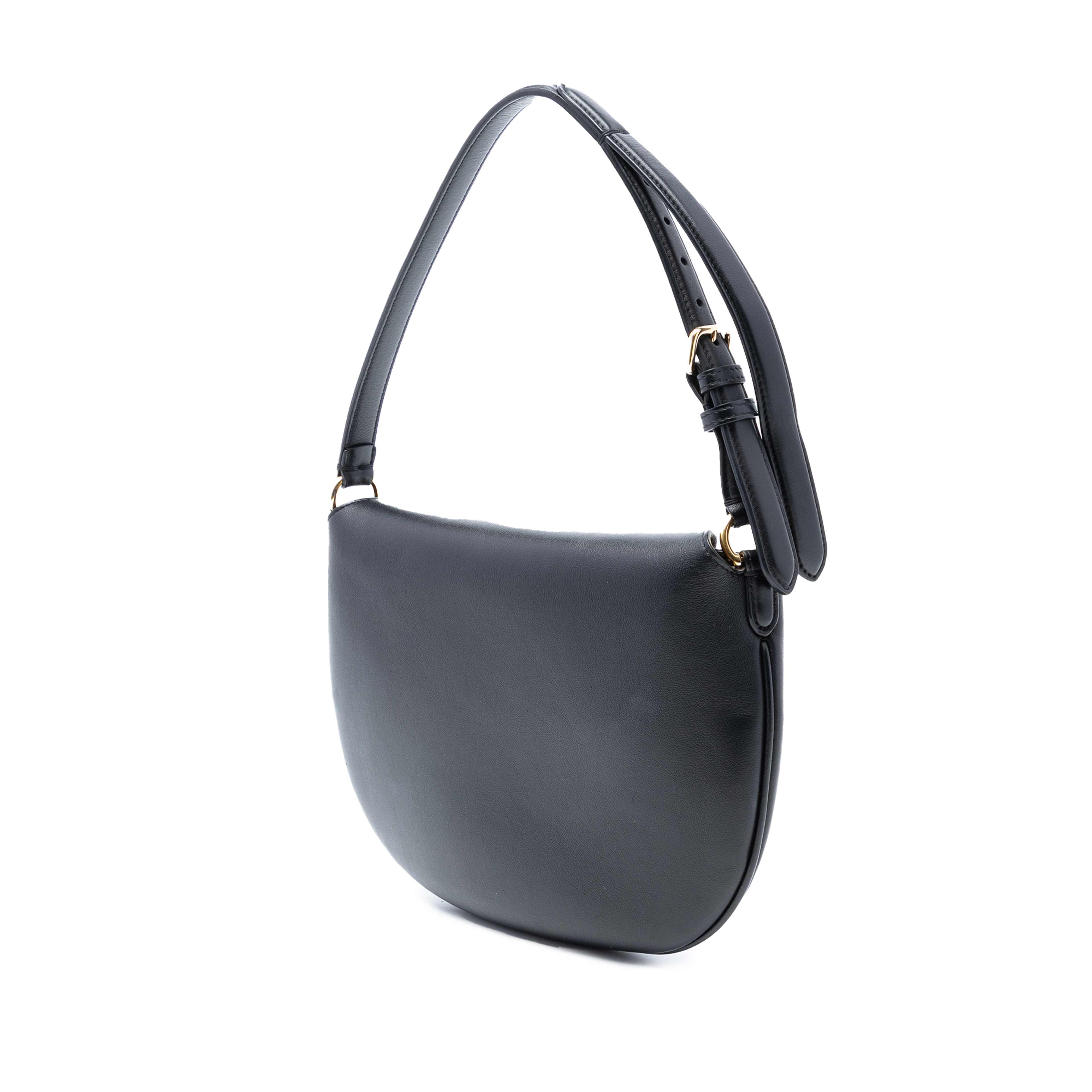 Fendi Small Leather Croissant Hobo Bag, från Luxclusif, i färgen black. Klicka för att öppna bilden i stort format