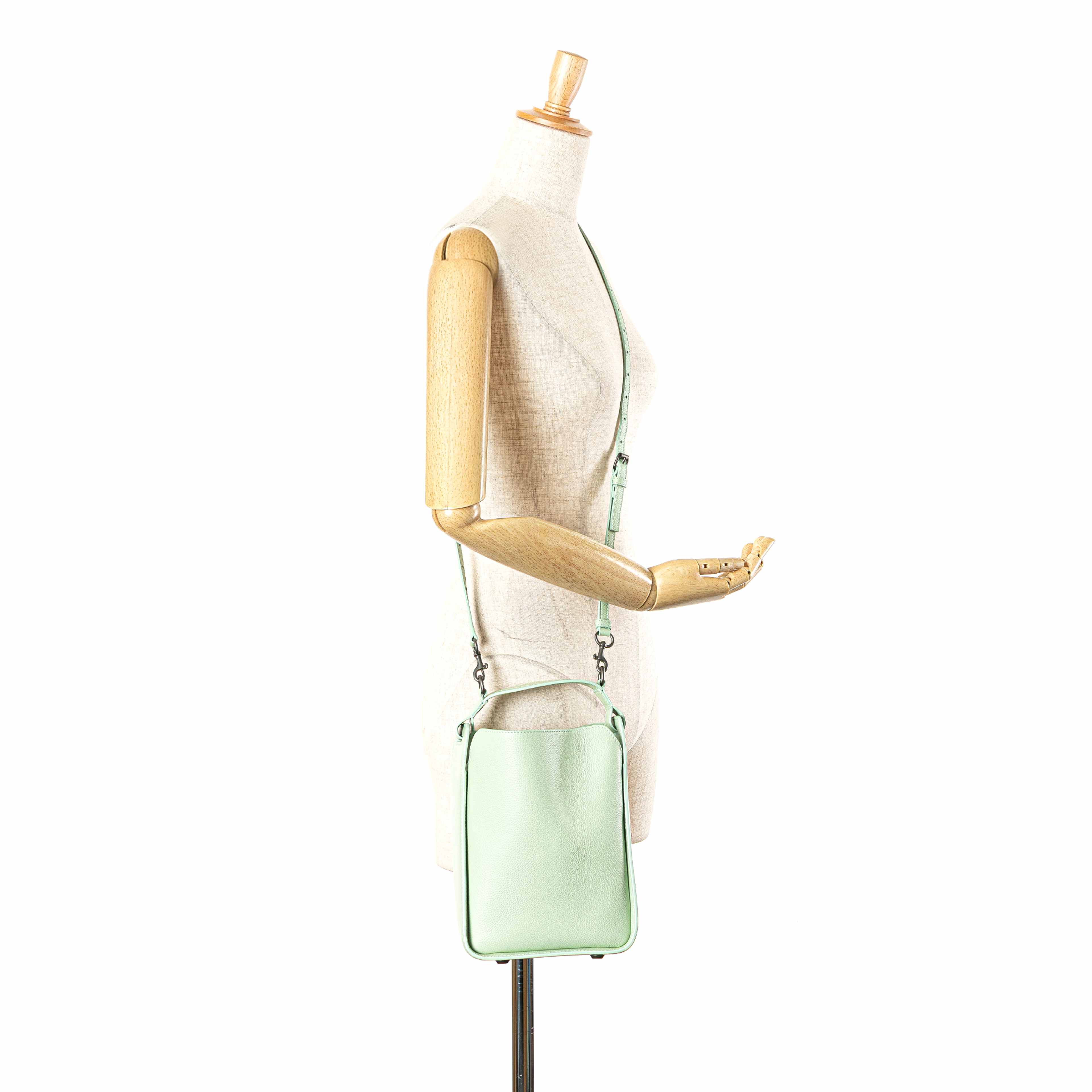 Balenciaga Pebbled Calfskin Tool 2.0 North South Xs Tote, från Luxclusif, i färgen grön. Klicka för att öppna bilden i stort format