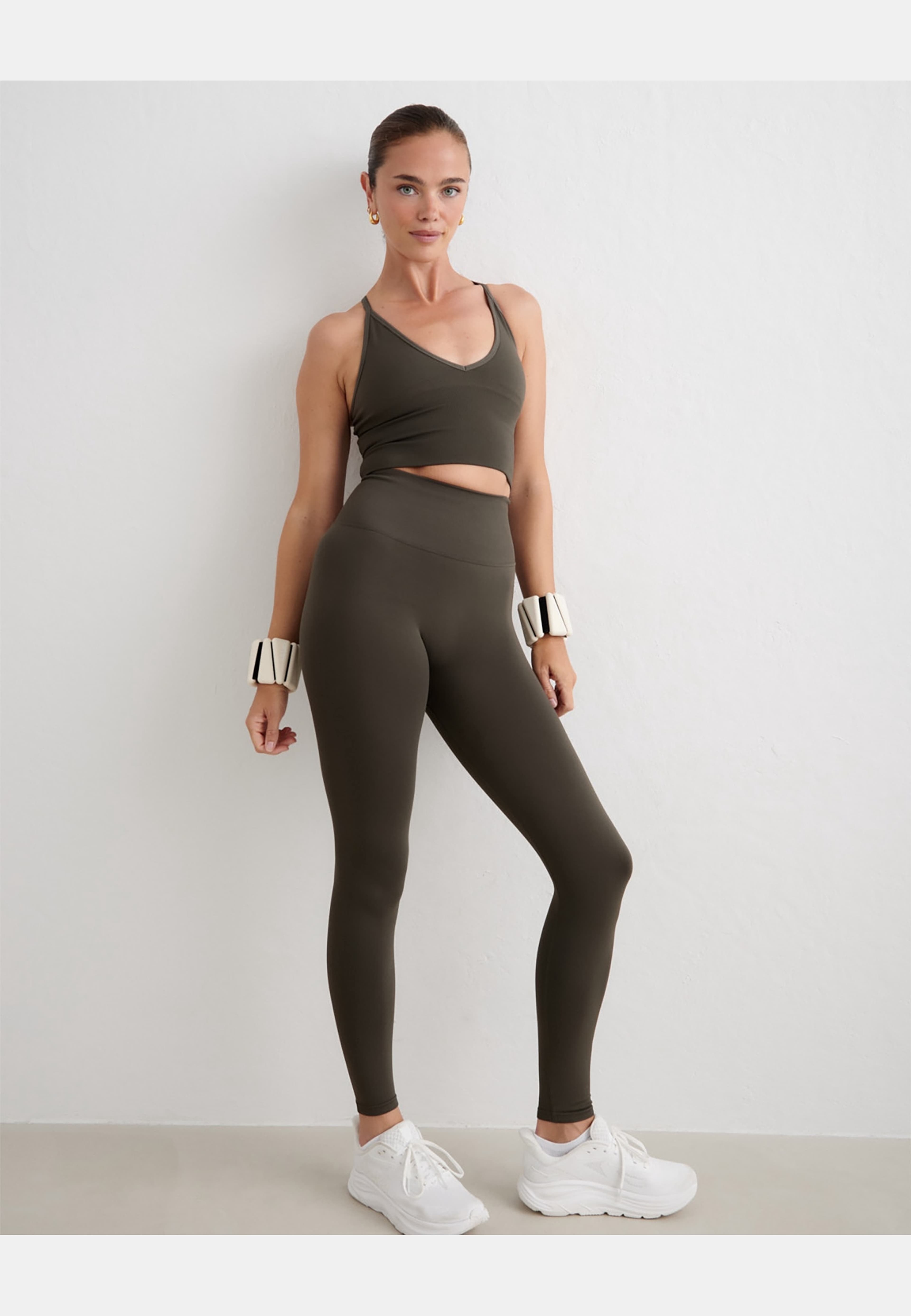 Shape Seamless Petite Tights, från aim'n, i färgen dark ivy. Klicka för att öppna bilden i stort format