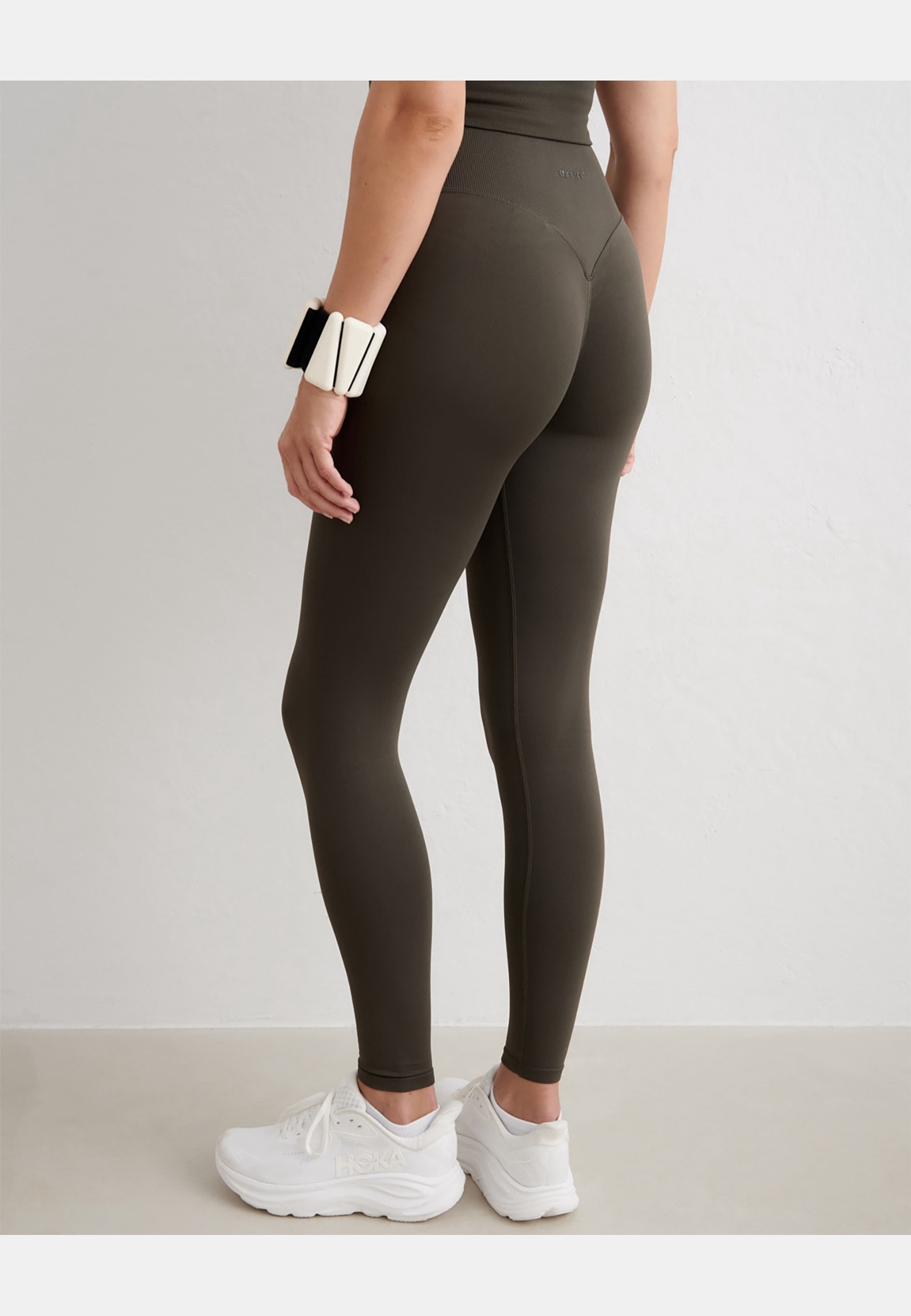 Shape Seamless Petite Tights, från aim'n, i färgen dark ivy. Klicka för att öppna bilden i stort format