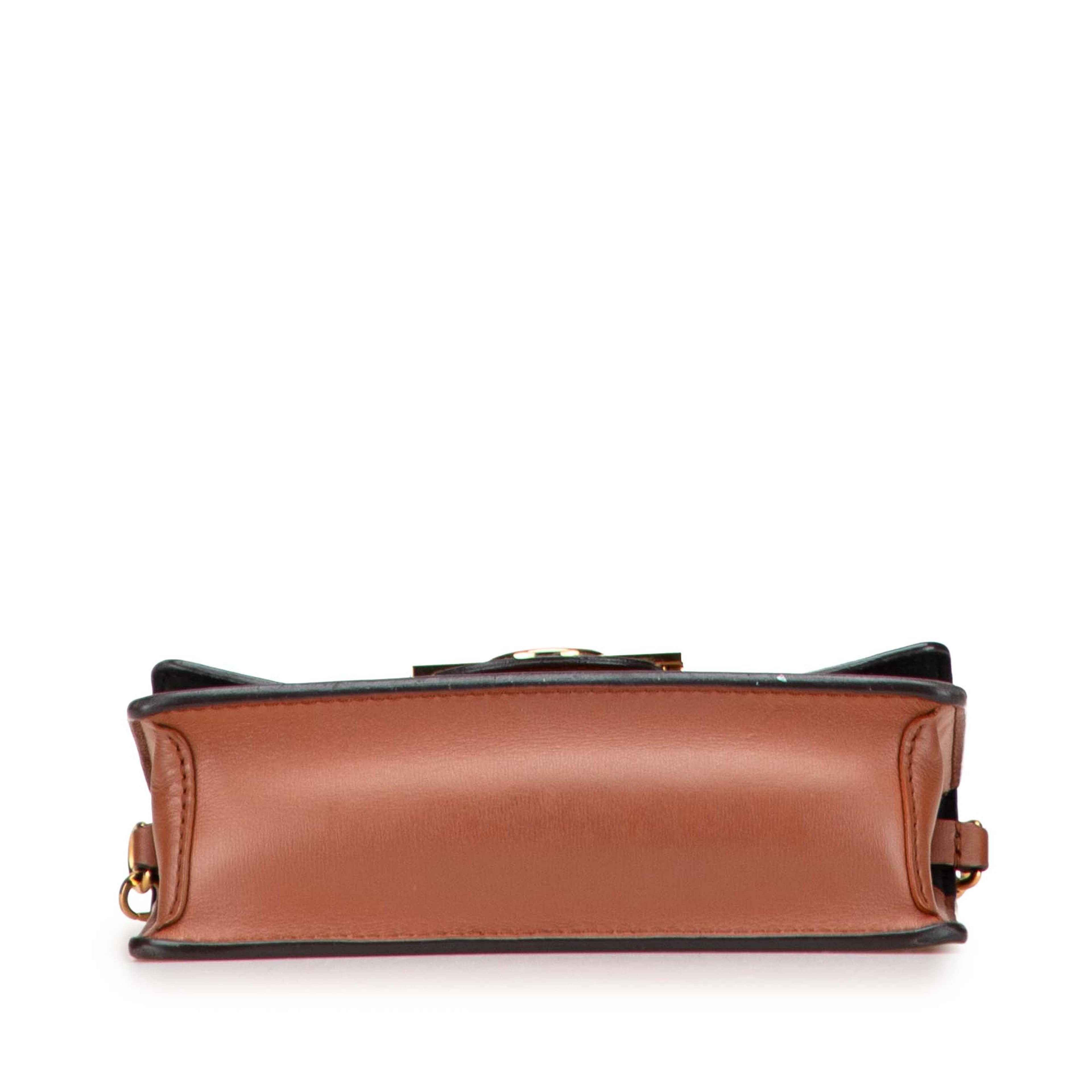 Louis Vuitton Monogram Reverse Dauphine Wallet On Chain, från Luxclusif, i färgen brown. Klicka för att öppna bilden i stort format