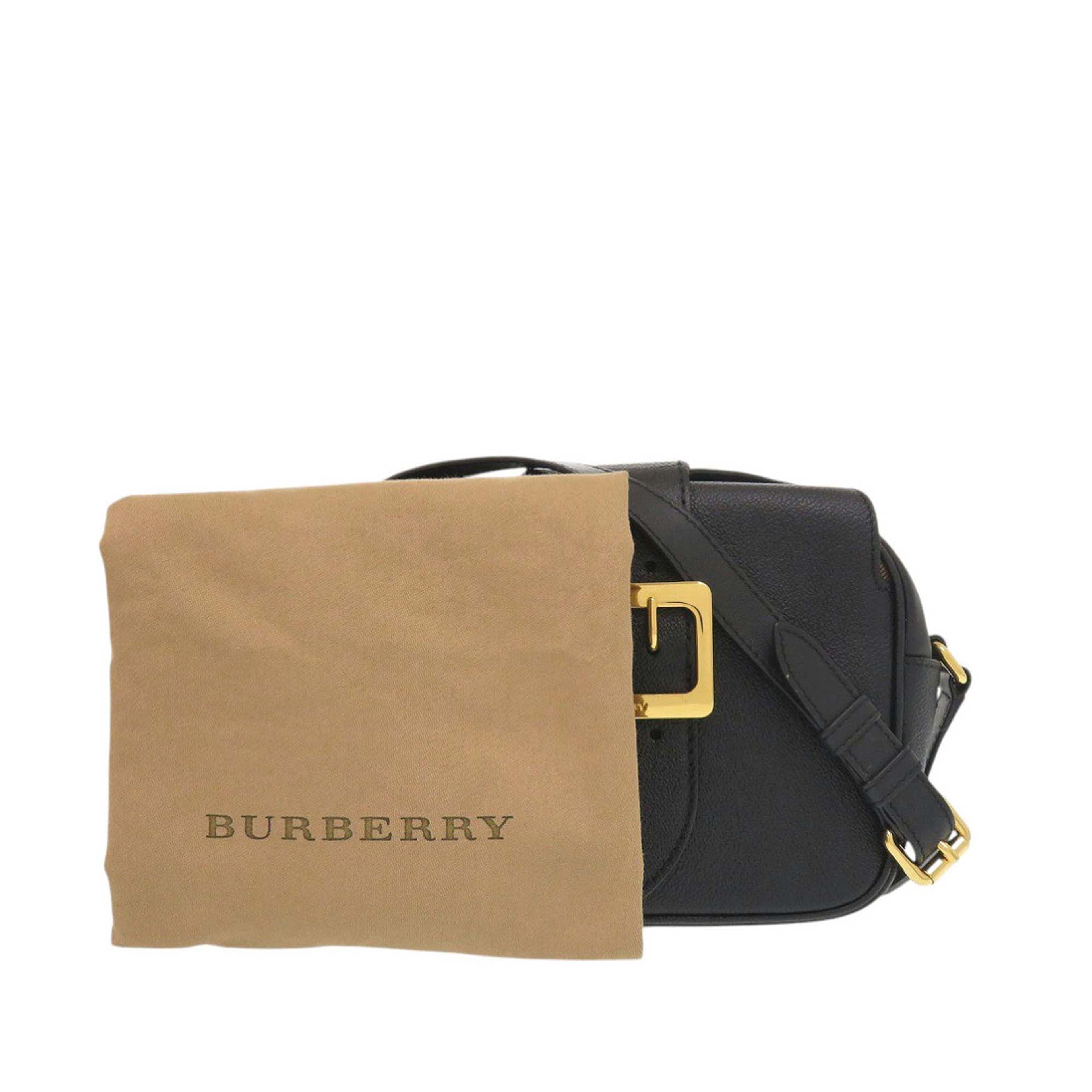 Burberry Small Soft Grained Calfskin Buckle Crossbody, från Luxclusif, i färgen svart. Klicka för att öppna bilden i stort format