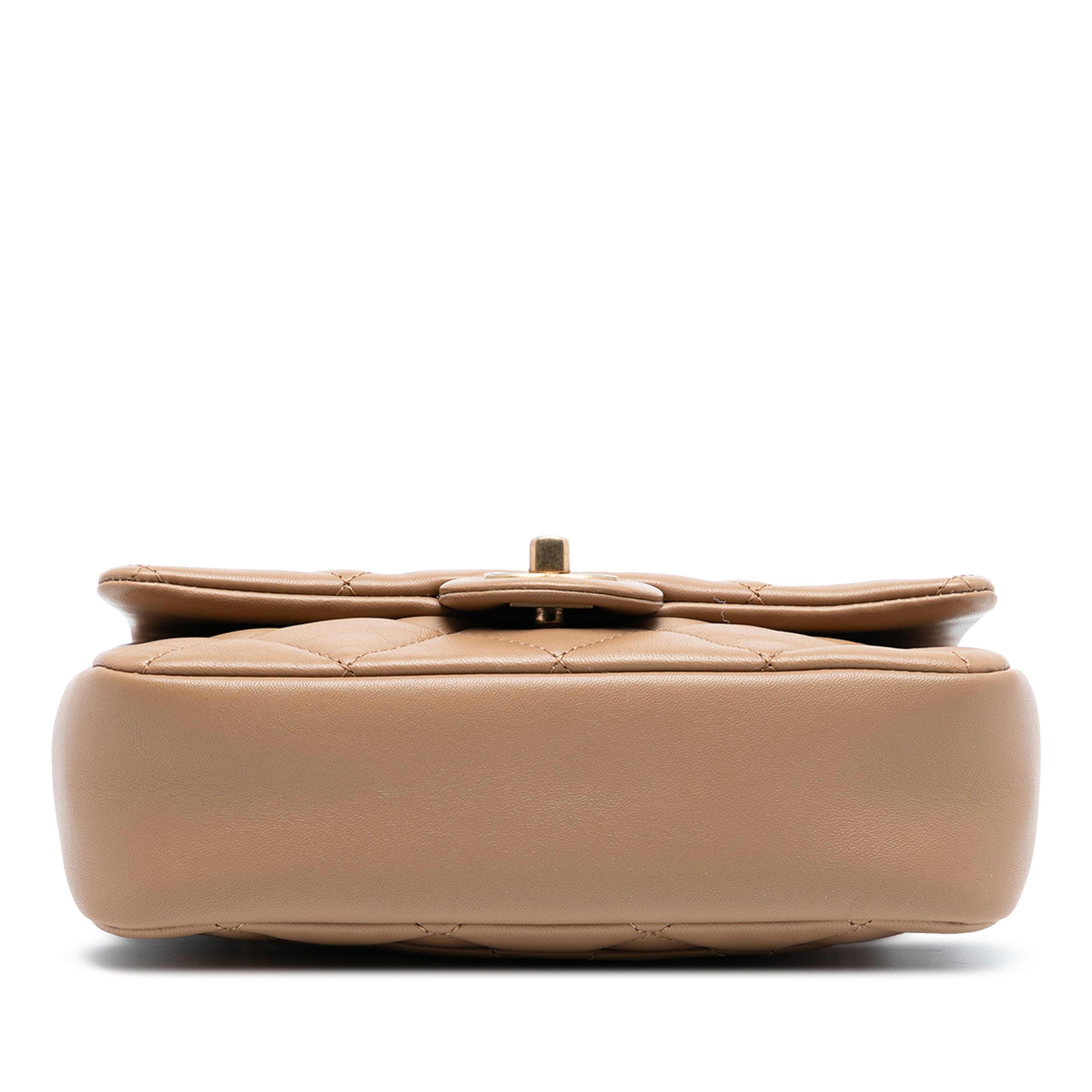 Chanel Mini Rectangular Quilted Lambskin Heart Charms Flap, från Luxclusif, i färgen nude. Klicka för att öppna bilden i stort format