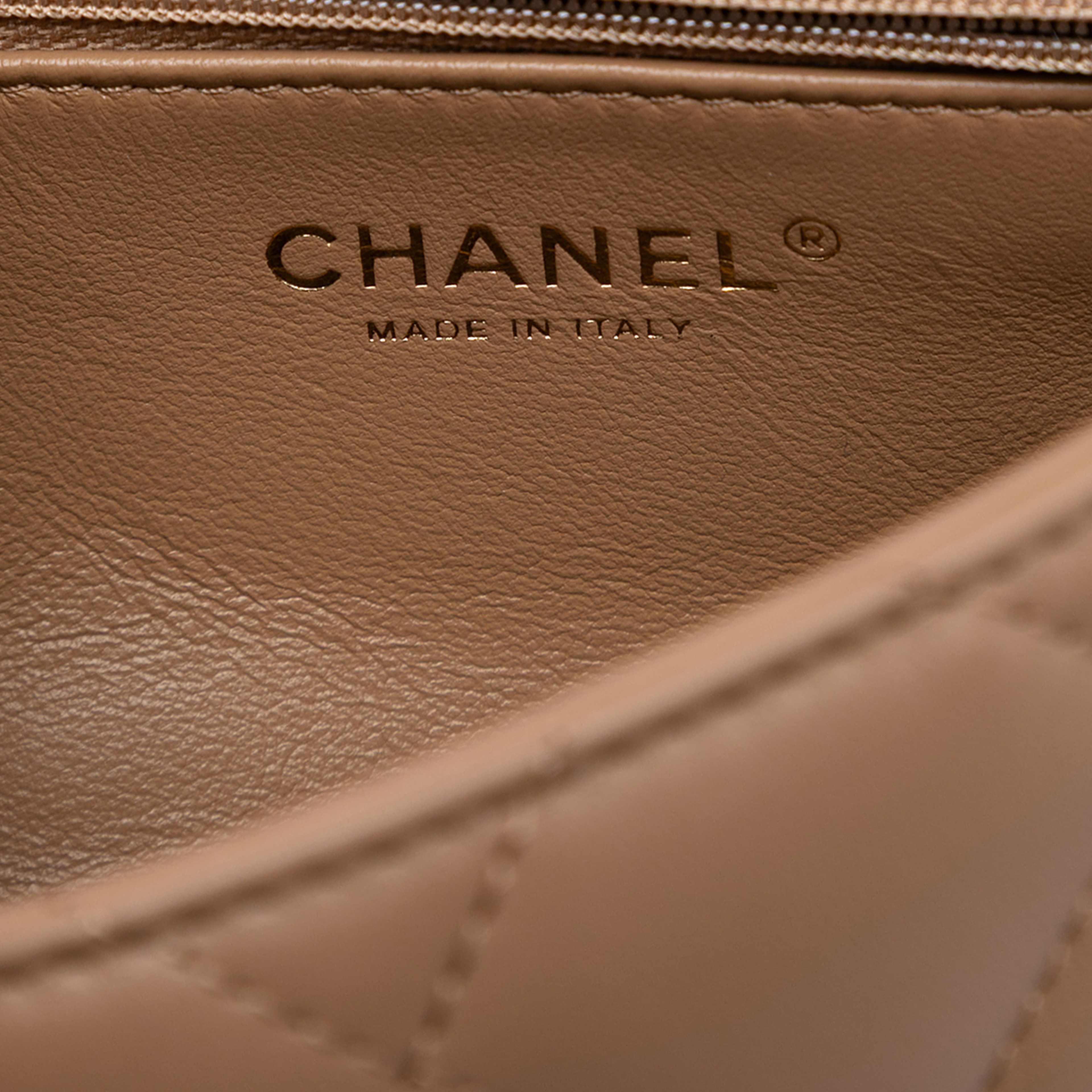 Chanel Mini Rectangular Quilted Lambskin Heart Charms Flap, från Luxclusif, i färgen nude. Klicka för att öppna bilden i stort format