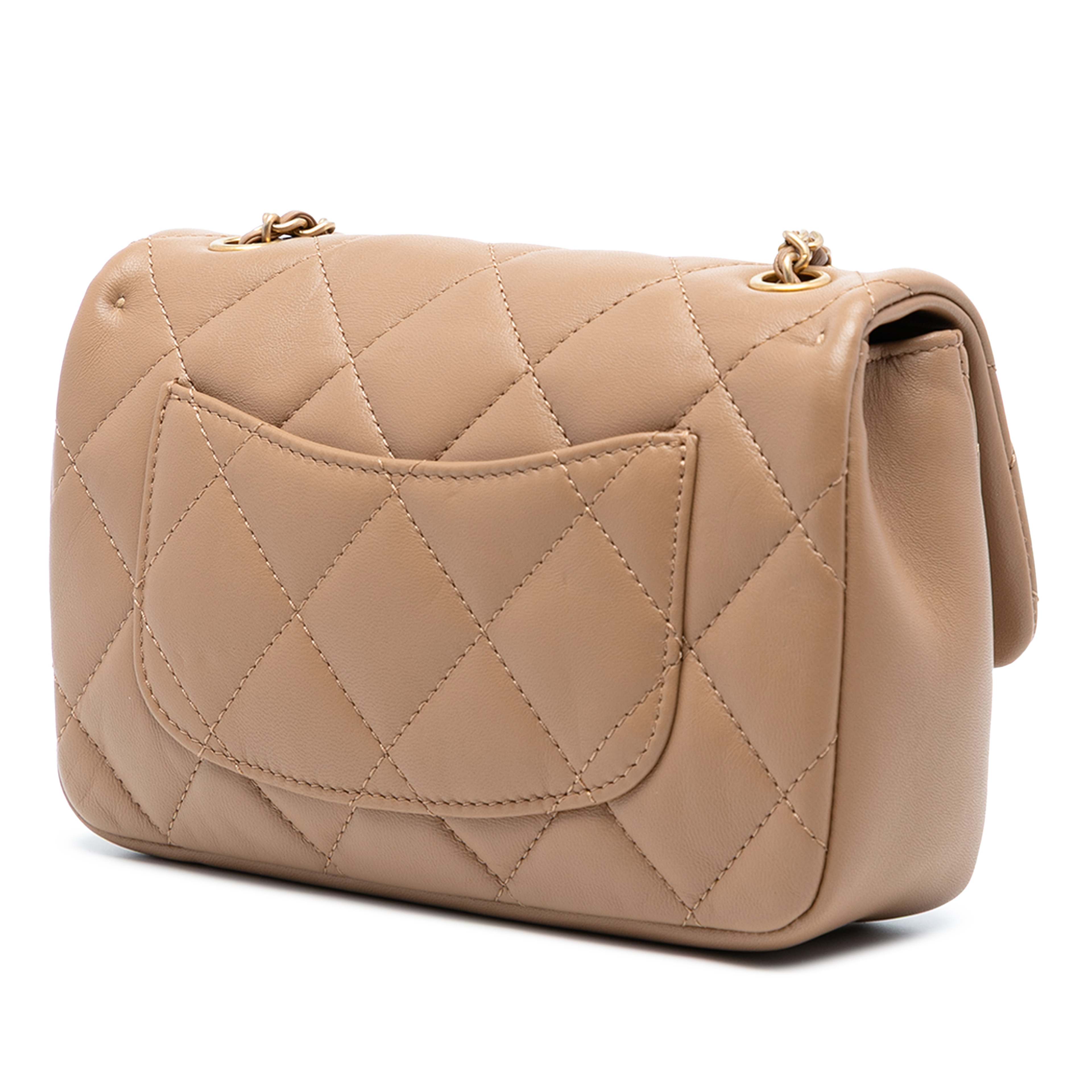 Chanel Mini Rectangular Quilted Lambskin Heart Charms Flap, från Luxclusif, i färgen nude. Klicka för att öppna bilden i stort format