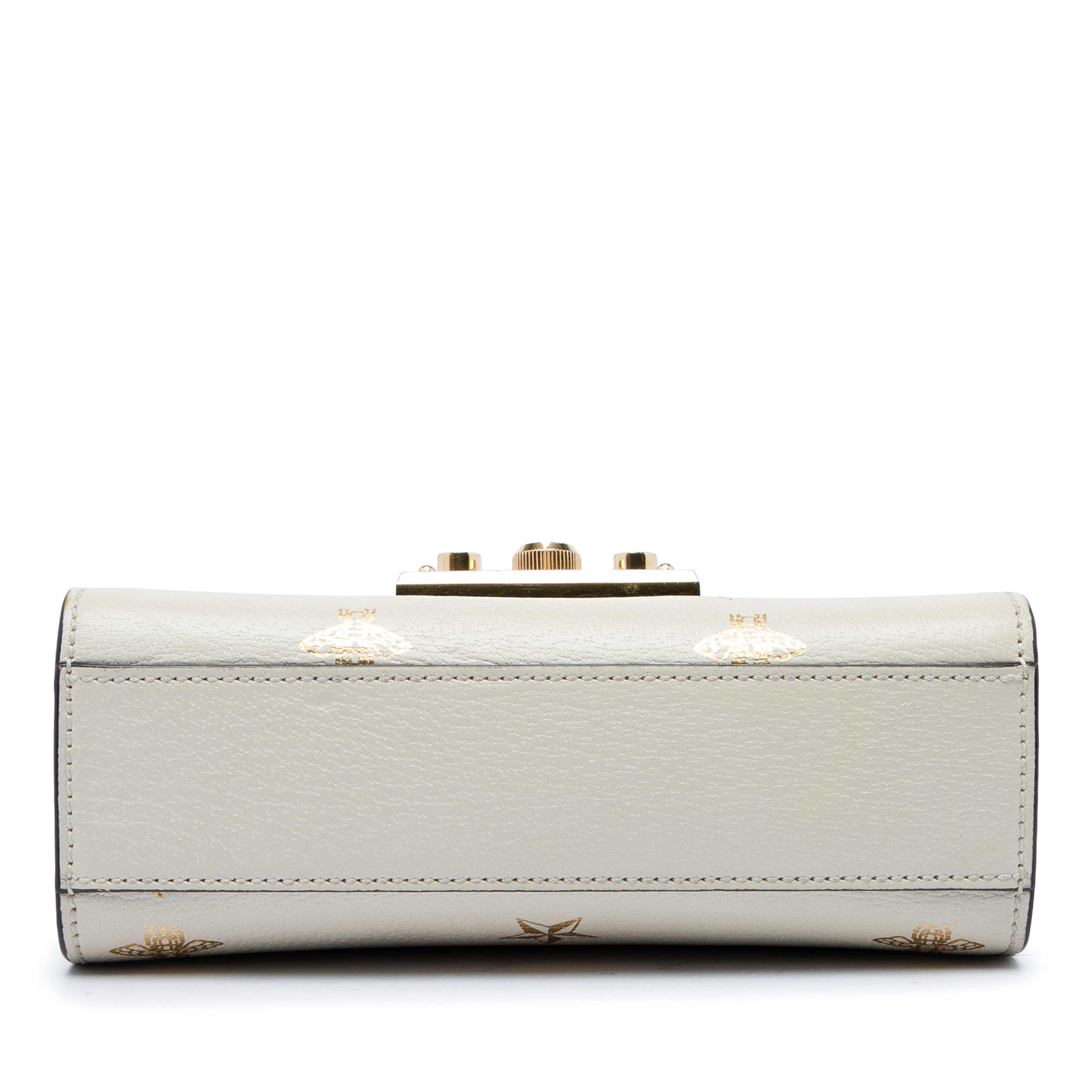 Gucci Small Leather Bee Star Padlock Crossbody, från Luxclusif, i färgen vit. Klicka för att öppna bilden i stort format