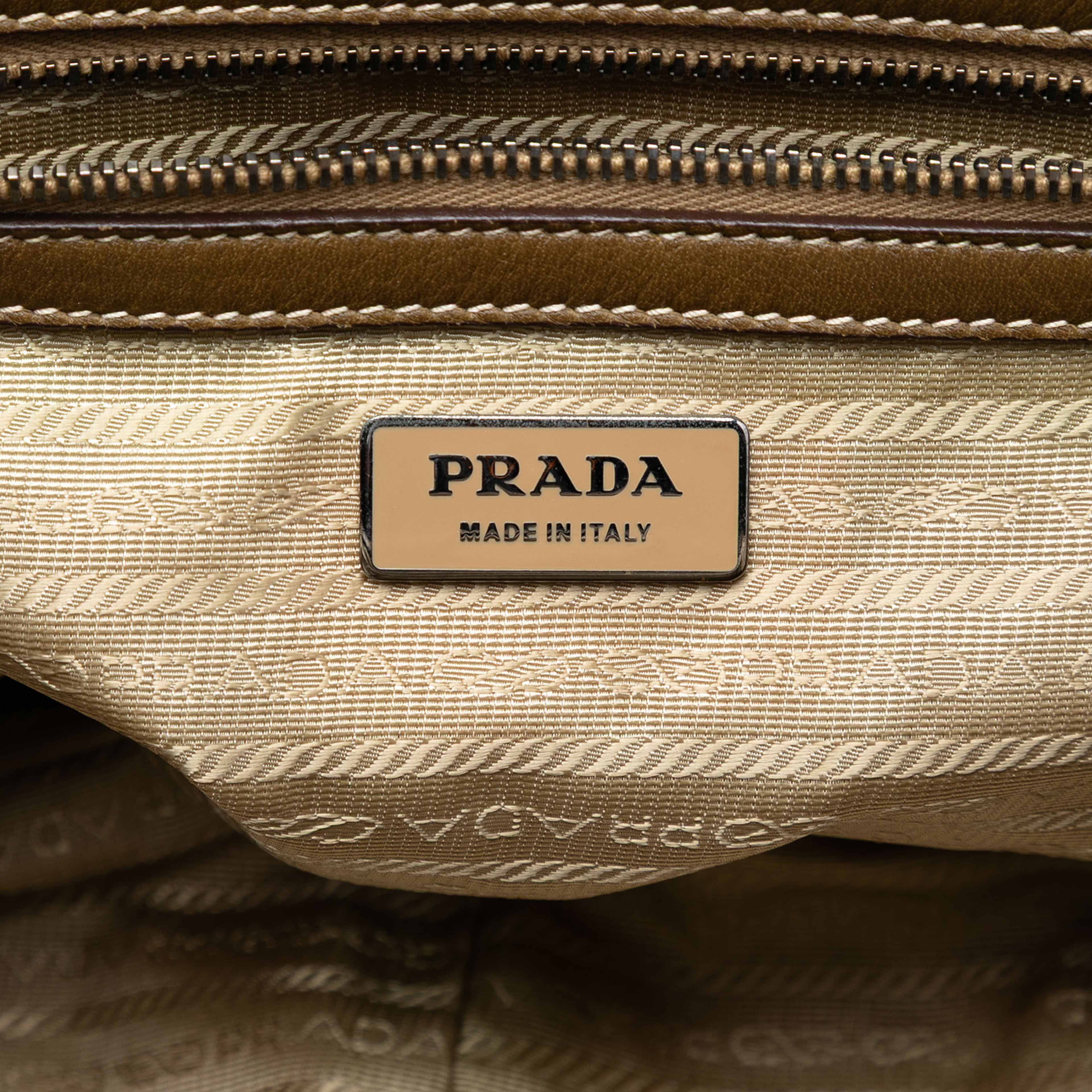Prada Tessuto Gaufre Frame Tote, från Luxclusif, i färgen beige. Klicka för att öppna bilden i stort format