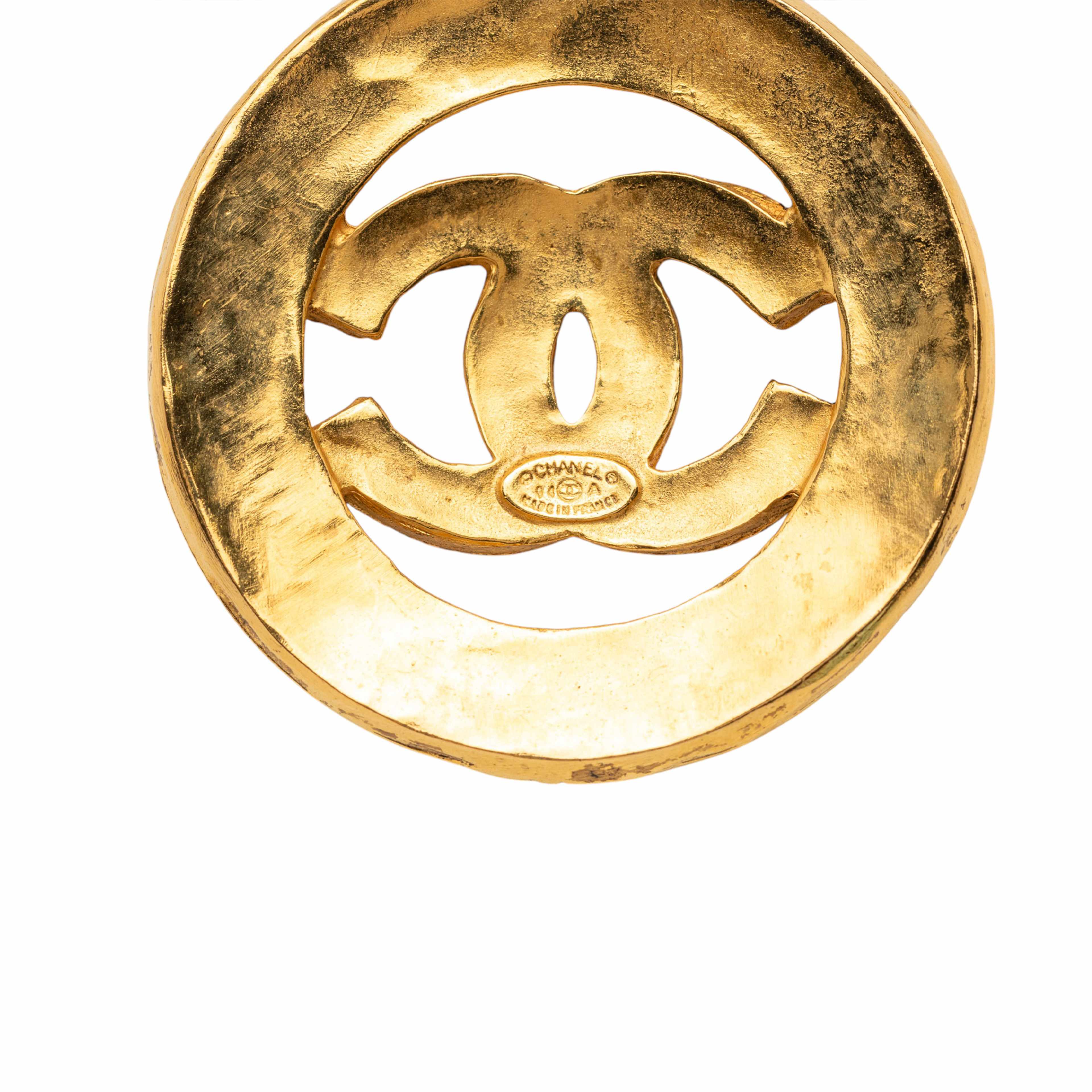 Chanel Gold Plated Gripoix Cc Round Pendant Necklace, från Luxclusif, i färgen gold. Klicka för att öppna bilden i stort format