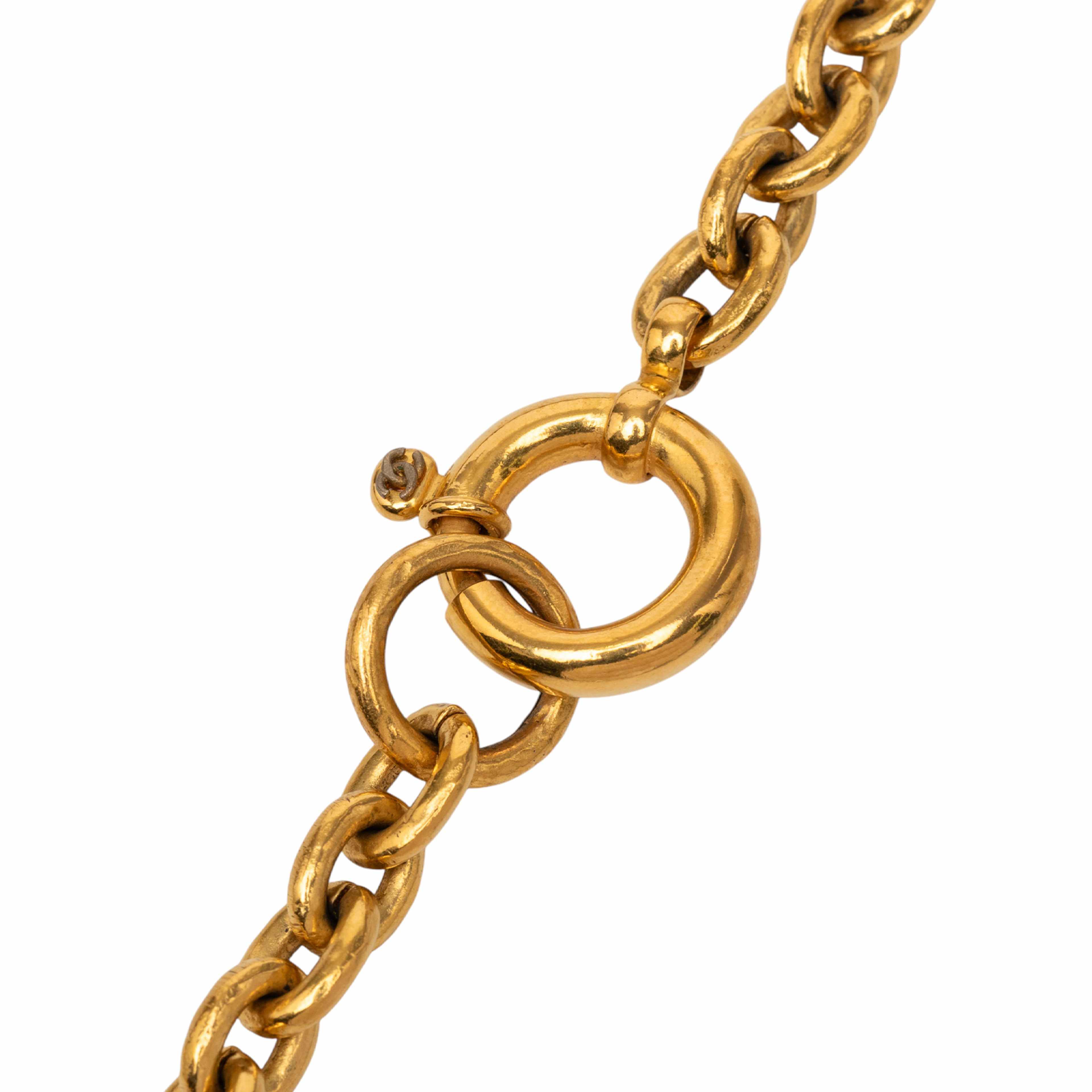 Chanel Gold Plated Gripoix Cc Round Pendant Necklace, från Luxclusif, i färgen gold. Klicka för att öppna bilden i stort format