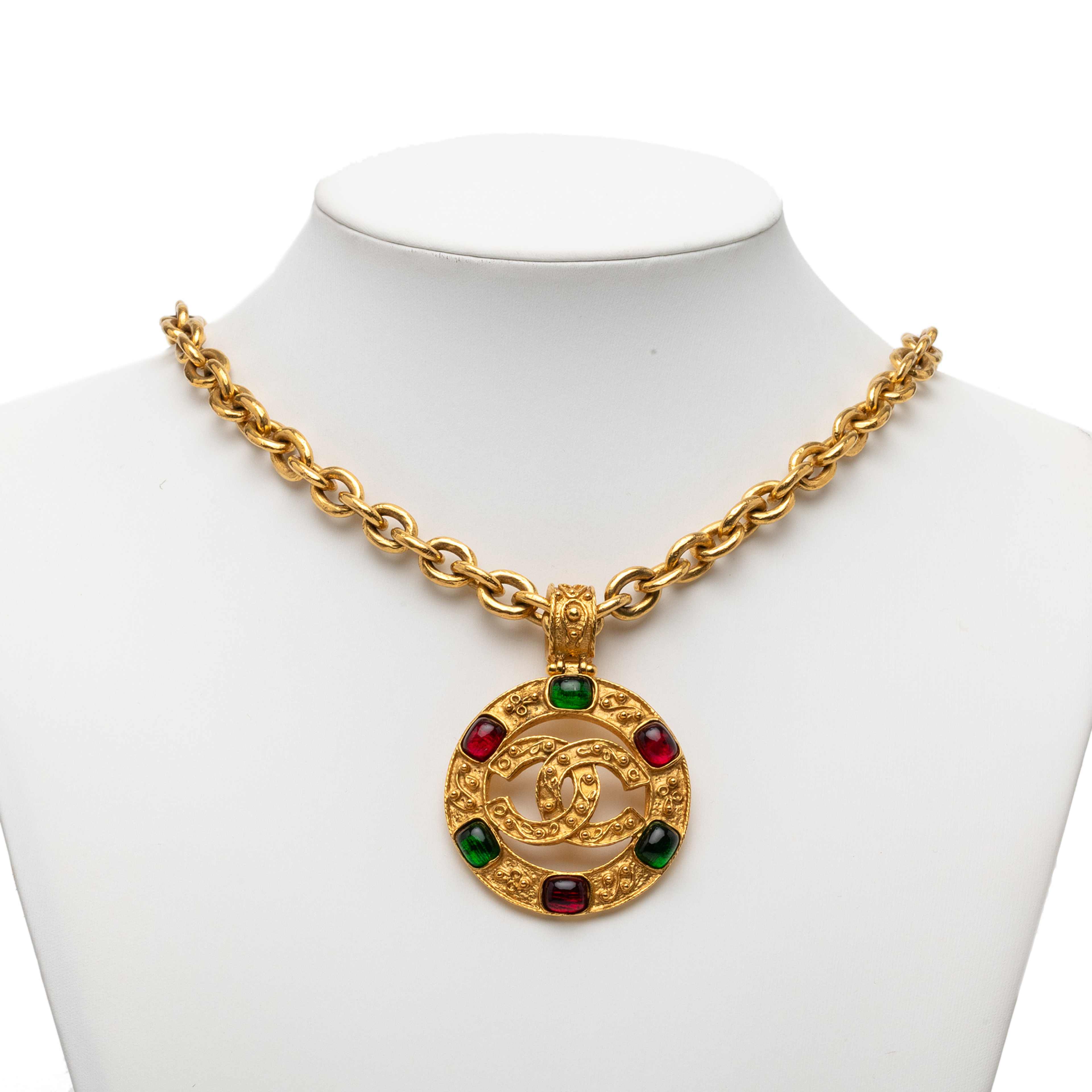 Chanel Gold Plated Gripoix Cc Round Pendant Necklace, från Luxclusif, i färgen gold. Klicka för att öppna bilden i stort format