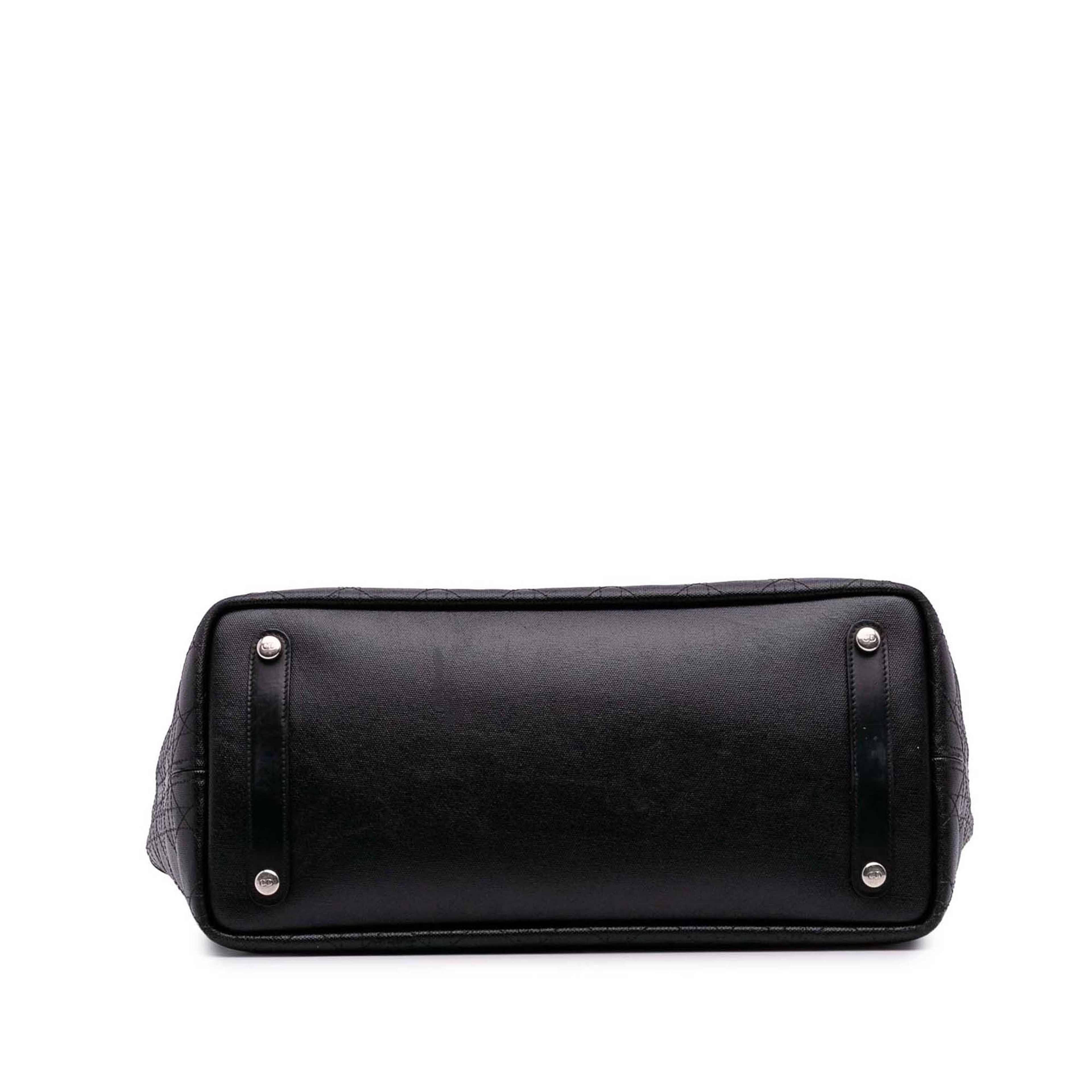 Dior Medium Coated Canvas Cannage Panarea Tote, från Luxclusif, i färgen black. Klicka för att öppna bilden i stort format