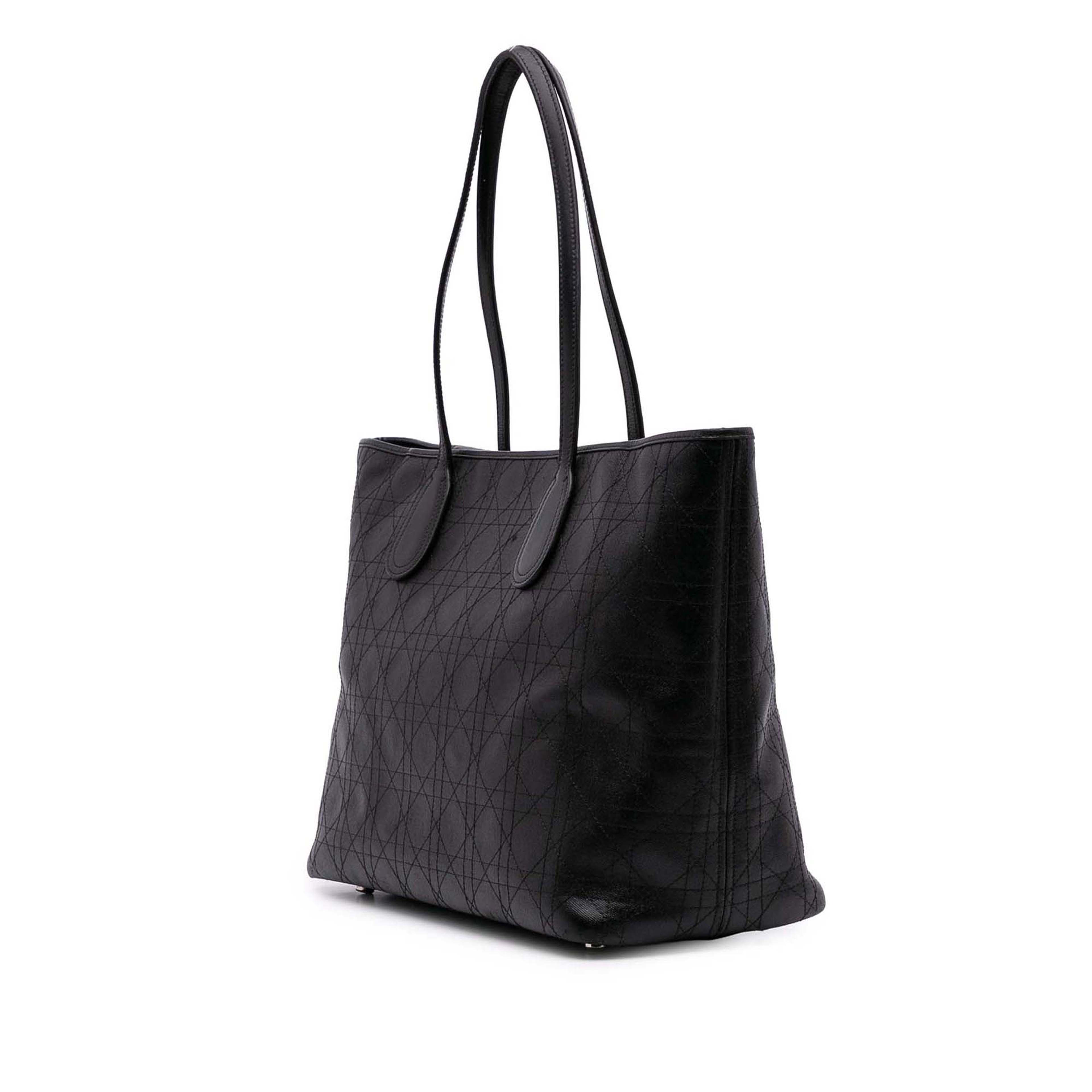 Dior Medium Coated Canvas Cannage Panarea Tote, från Luxclusif, i färgen black. Klicka för att öppna bilden i stort format