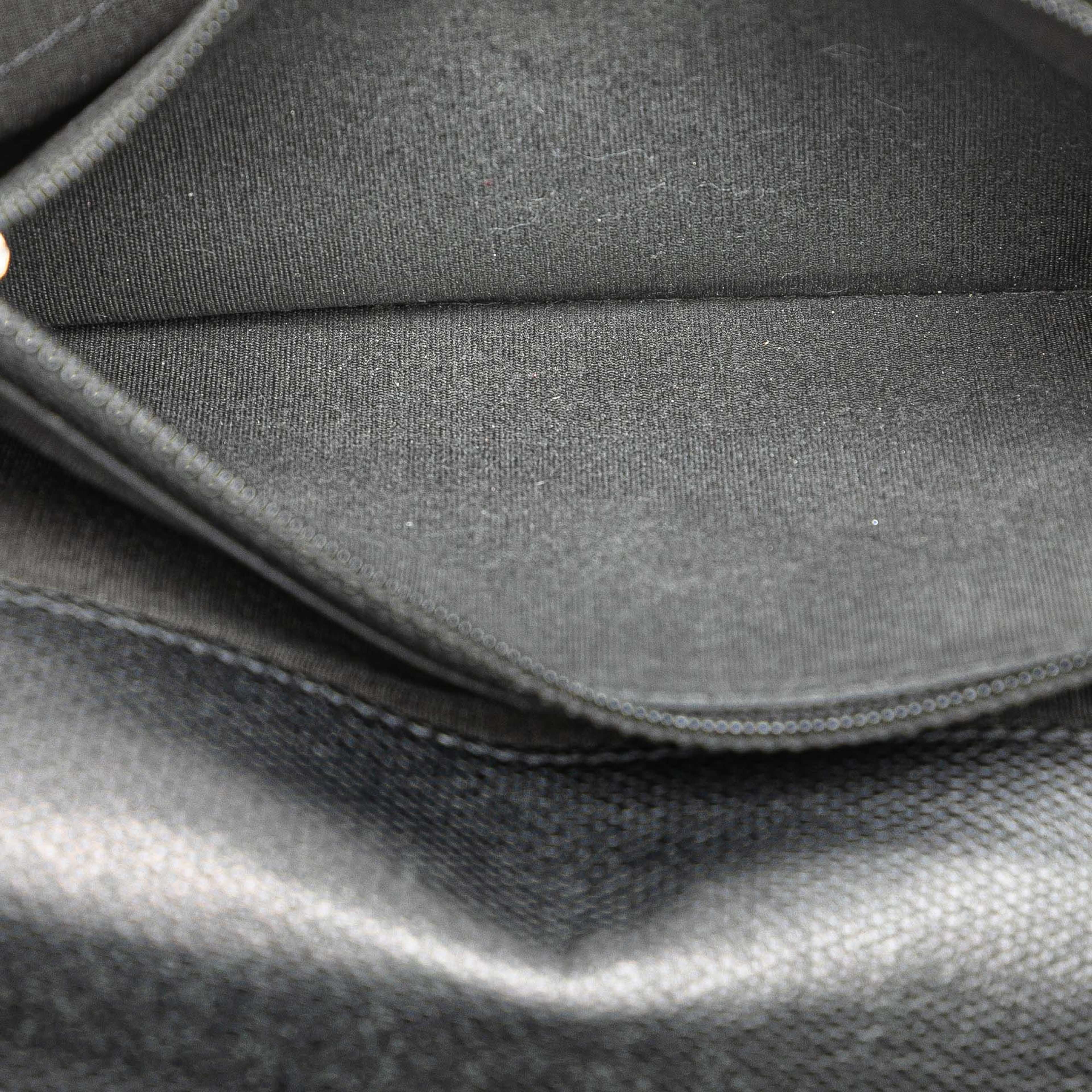 Chanel Lambskin Leather Cc Button Long Wallet, från Luxclusif, i färgen black. Klicka för att öppna bilden i stort format