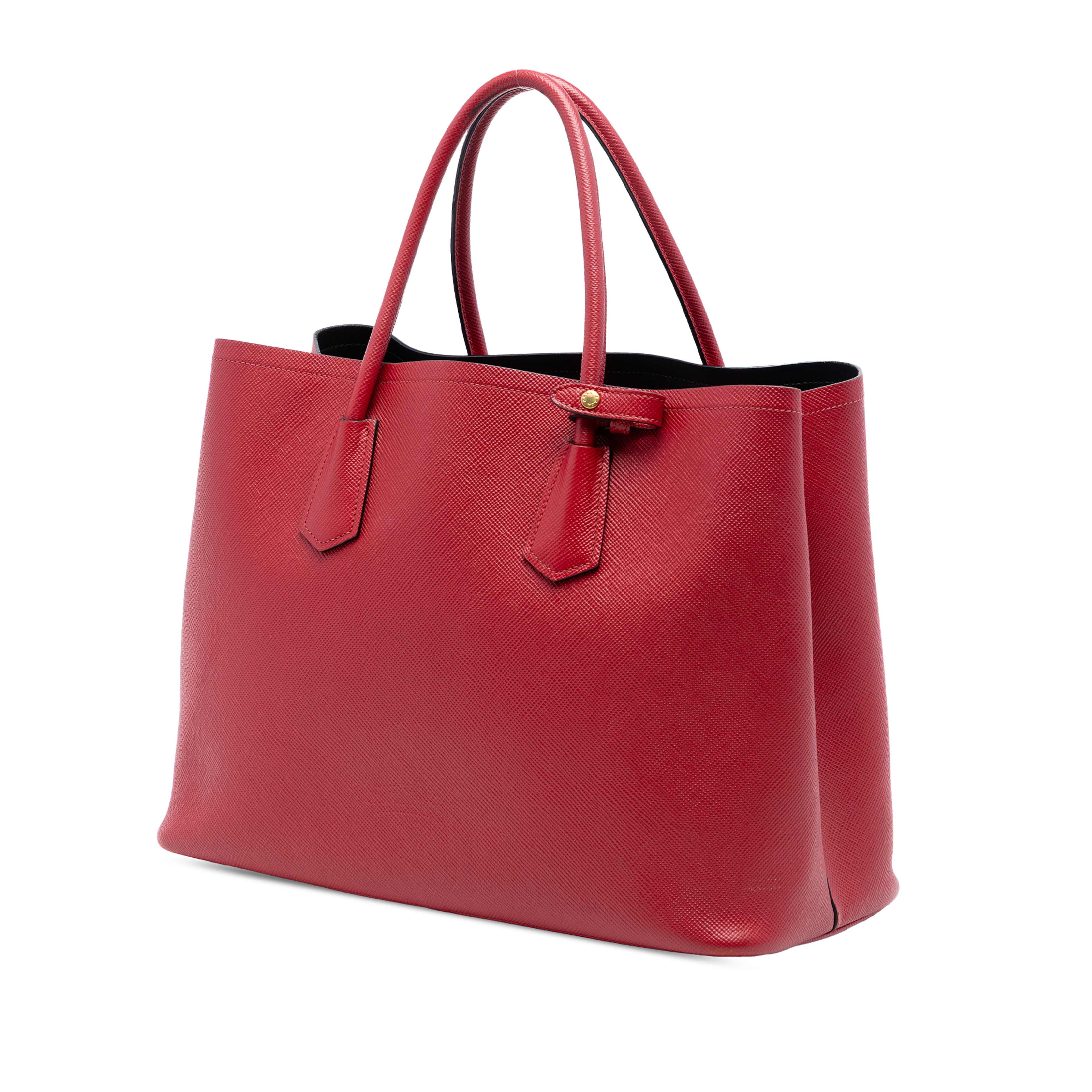 Prada Medium Saffiano Cuir Double Satchel, från Luxclusif, i färgen red. Klicka för att öppna bilden i stort format